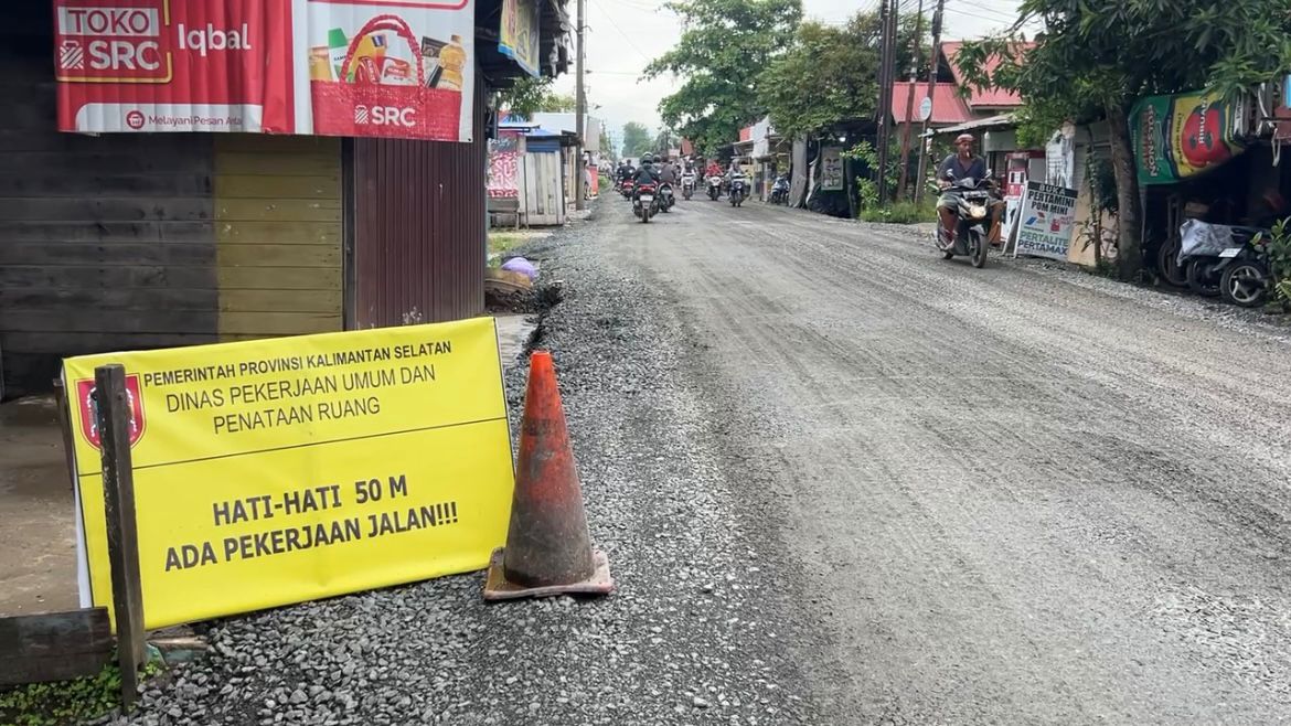 PERBAIKAN: PUPR Kalsel memperbaiki Jalan Martapura Lama yang menjadi jalur alternatif arus jemaah Sekumpul.