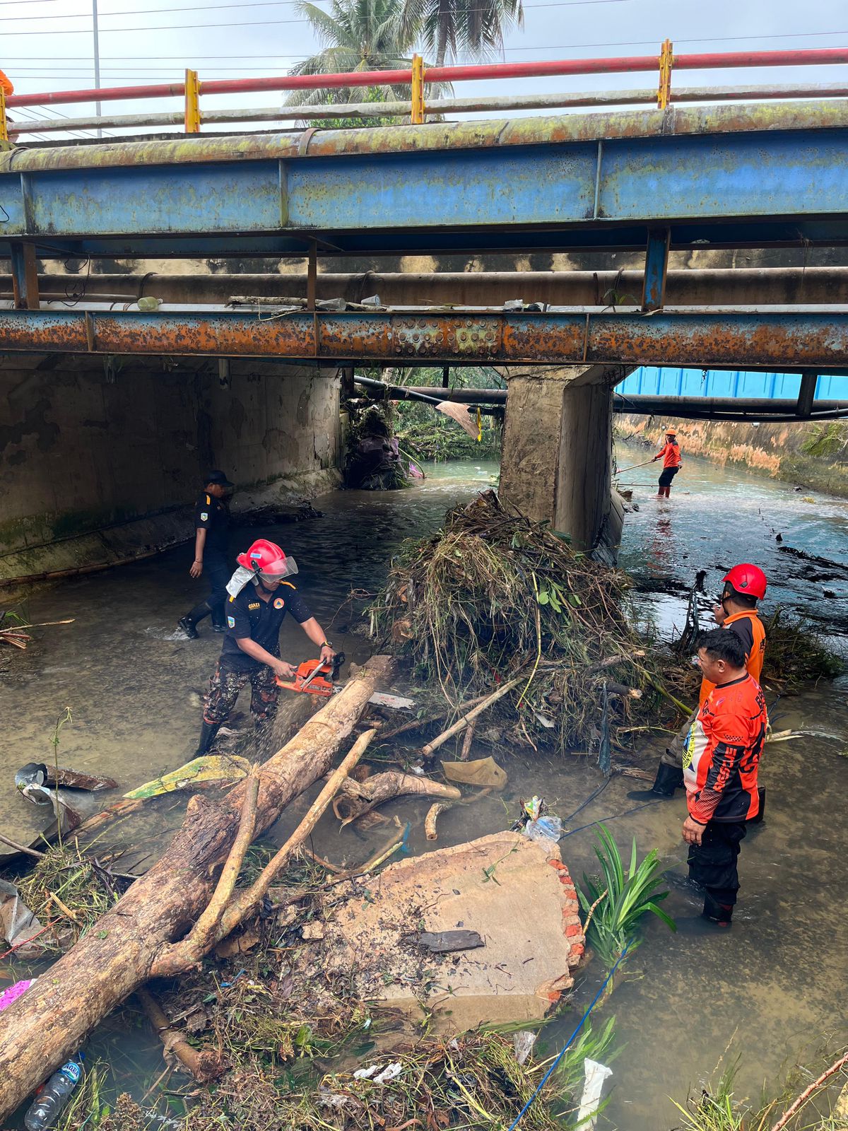 SIAGA BENCANA: BPBD Kotabaru siaga banjir di Kotabaru dengan melakukan pembersihan sungai yang ada di pusat kota.