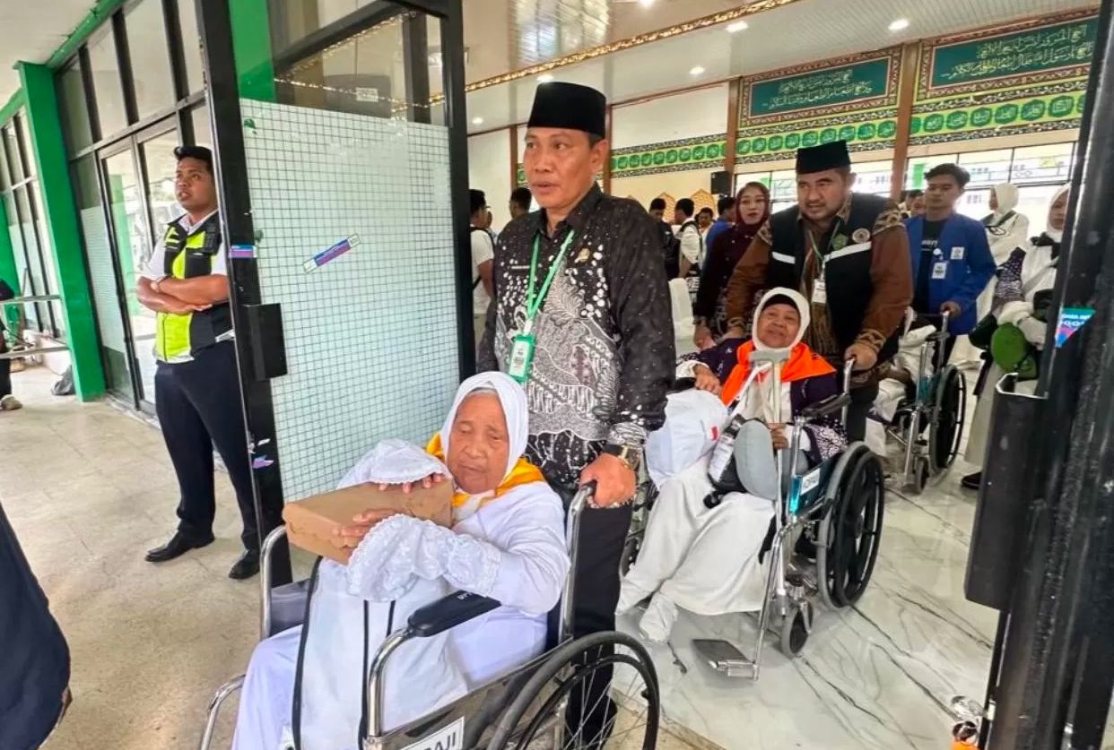 LANSIA: Petugas mendampingi jemaah haji lansia asal Tanah Bumbu saat memasuki Asrama Haji Embarkasi Banjarmasin.
