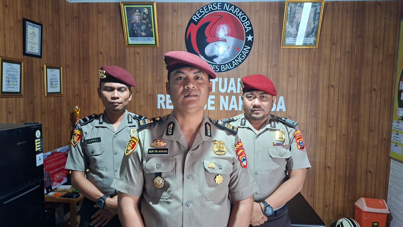 WAWANCARA: AKP Alip Tri Wibowo saat diwawancarai mengenai kerawanan peredaran narkoba memasuki momentum Natal dan Tahun Baru.