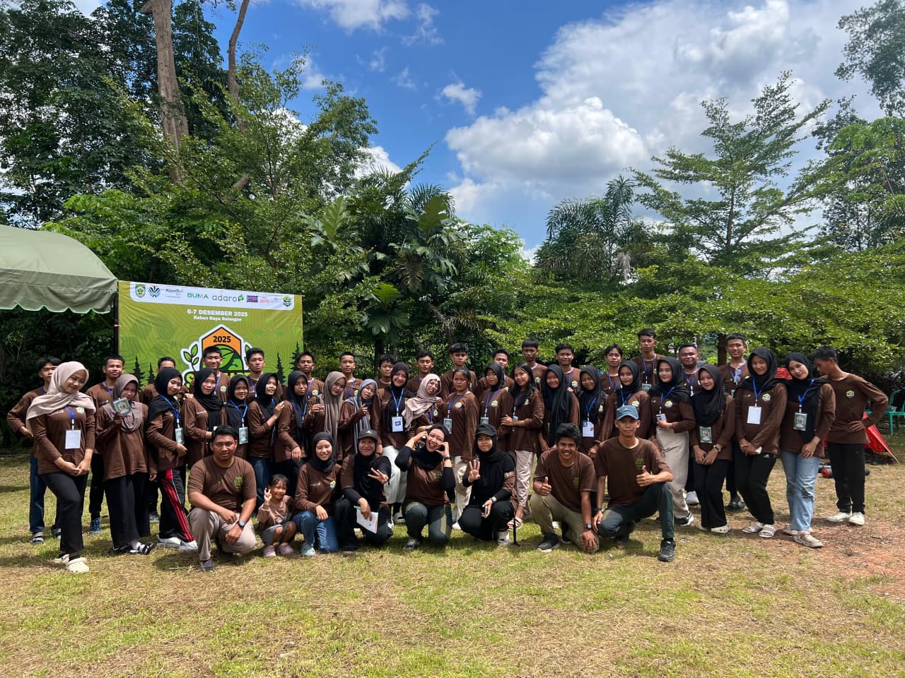 ANTUSIAS: Para peserta Youth Camp III mengikuti berbagai aktivitas penguatan karakter dan kepedulian lingkungan dengan antusias di area perkemah