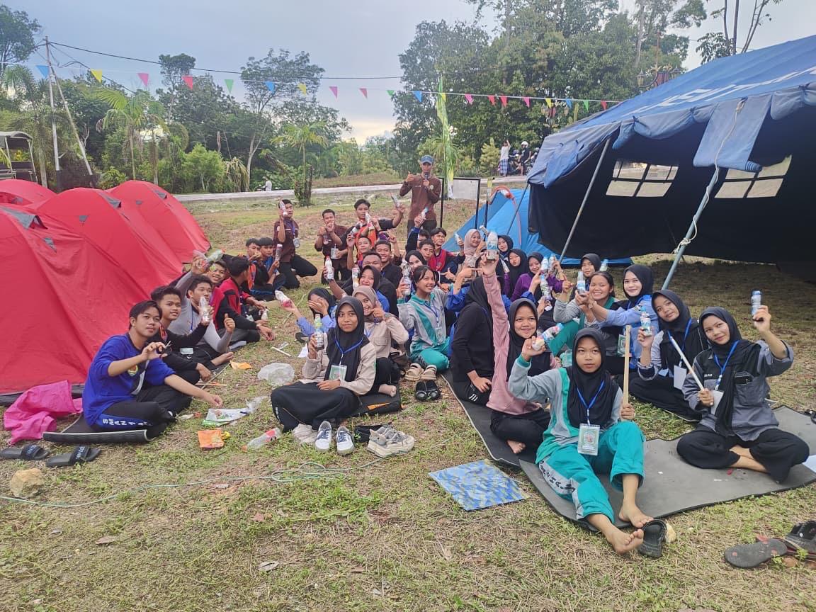 ANTUSIAS: Para peserta Youth Camp III mengikuti berbagai aktivitas penguatan karakter dan kepedulian lingkungan dengan antusias di area perkemah