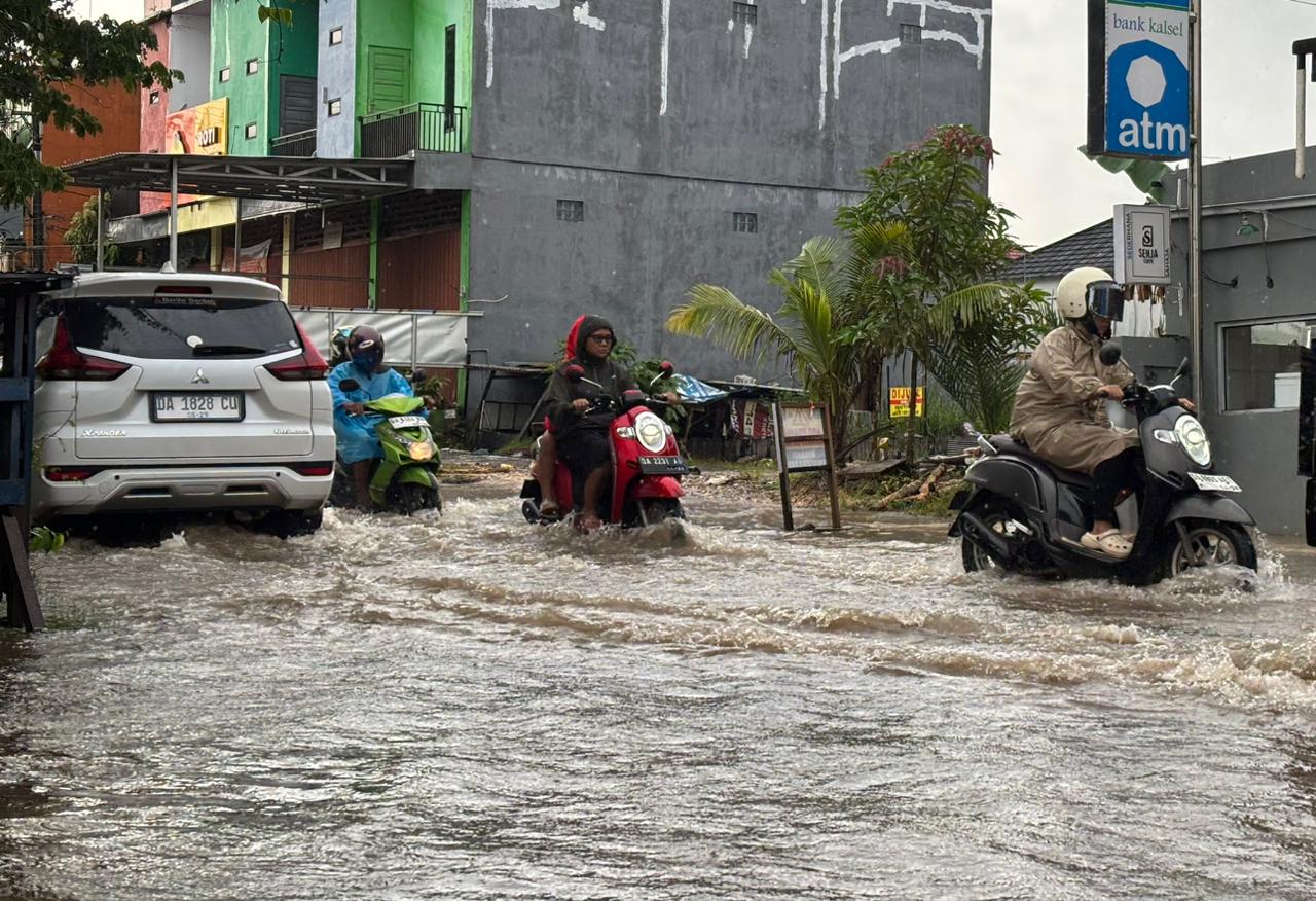 TERGENANG: Hingga siang hari sejumlah ruas jalan di Banjarmasin masih belum kering dari banjir rob.
