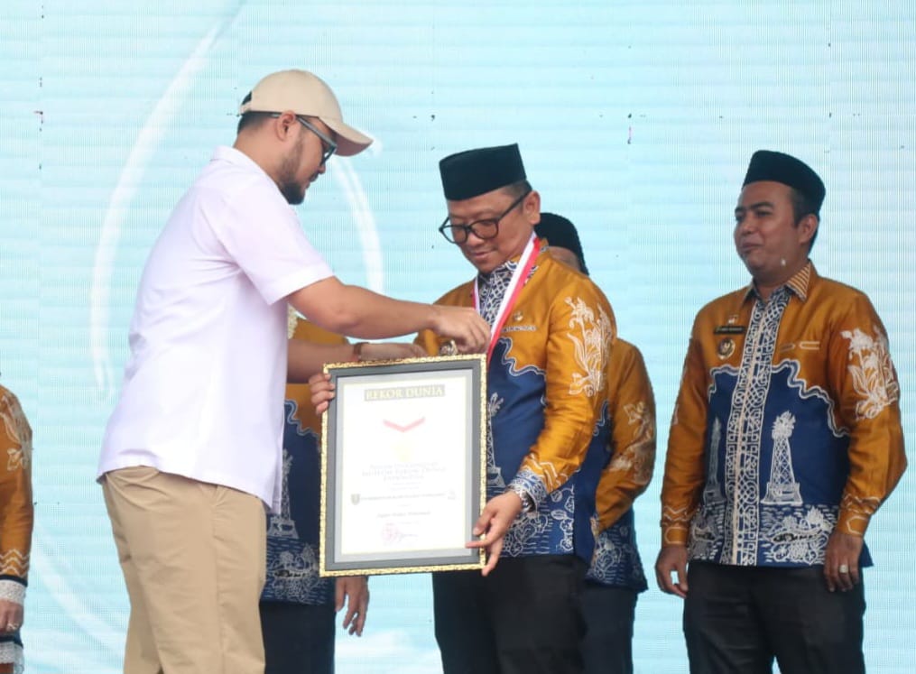 RAIH MURI: Bupati Tabalong Muhammad Noor Rifani saat menerima penghargaan rekor MURI.