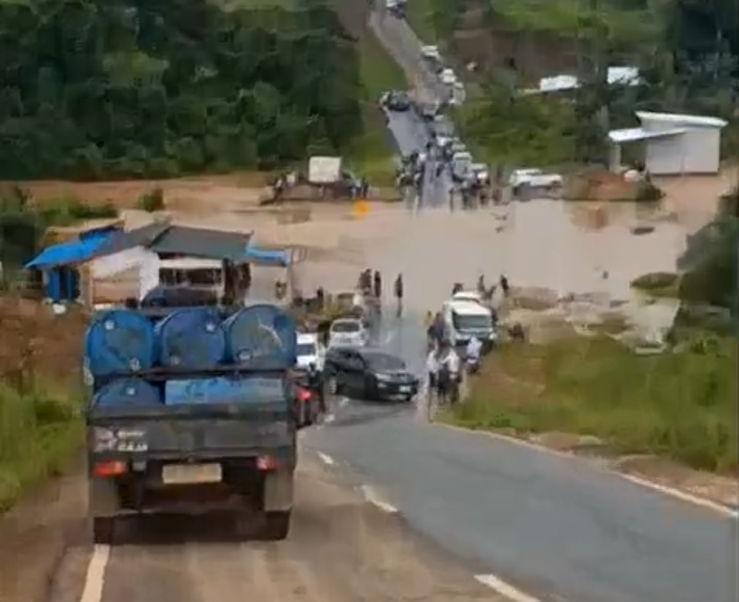 TERPUTUS: Hujan deras memutus akses jalan alternatif Banjarbaru&ndash;Batulicin di Desa Alimukim, Pengaron. Ketinggian banjir mencapai lutut hingga 60 cm.