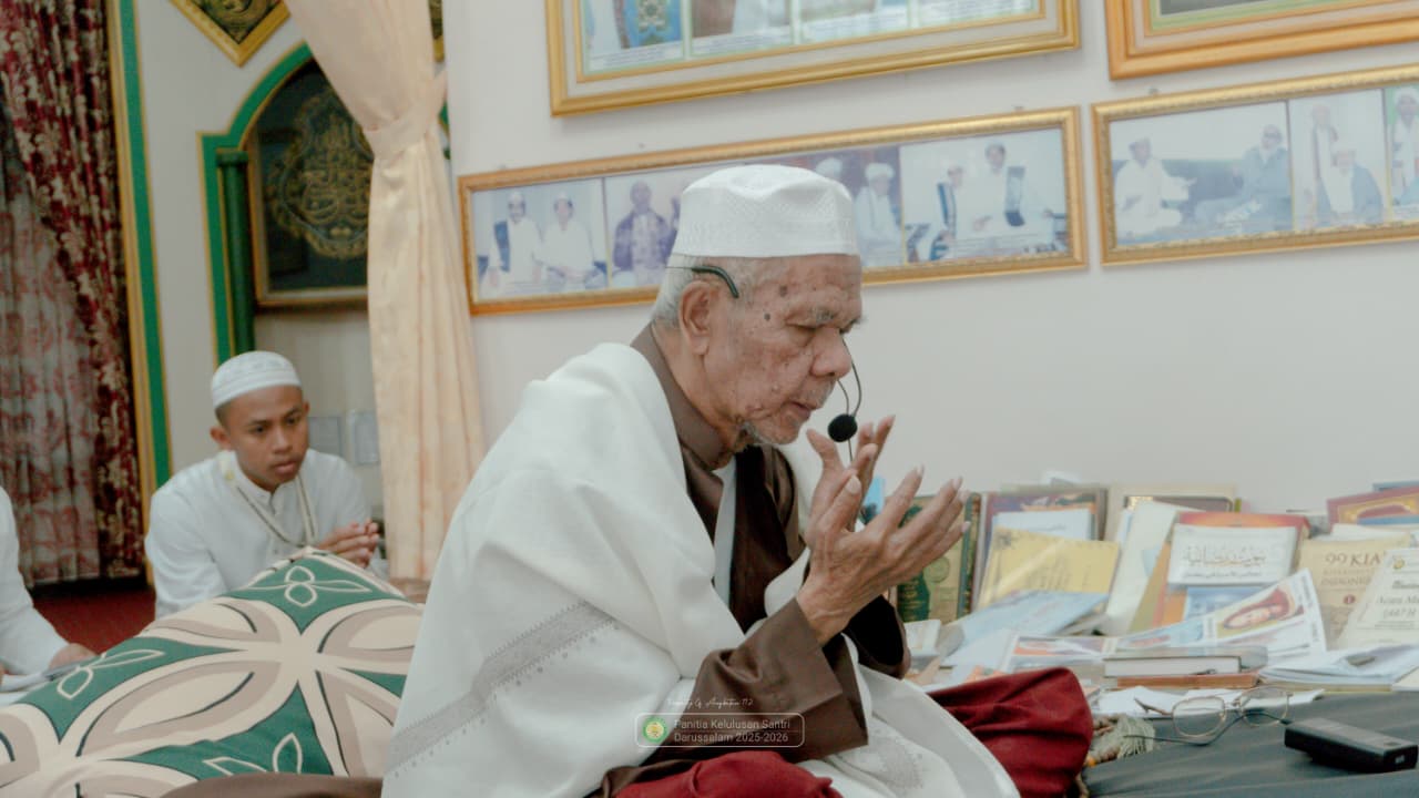KHARISMATIK: Sosok Alm KH Muhammad Syukri Unus saat menjadi imam salat di Martapura ulama.