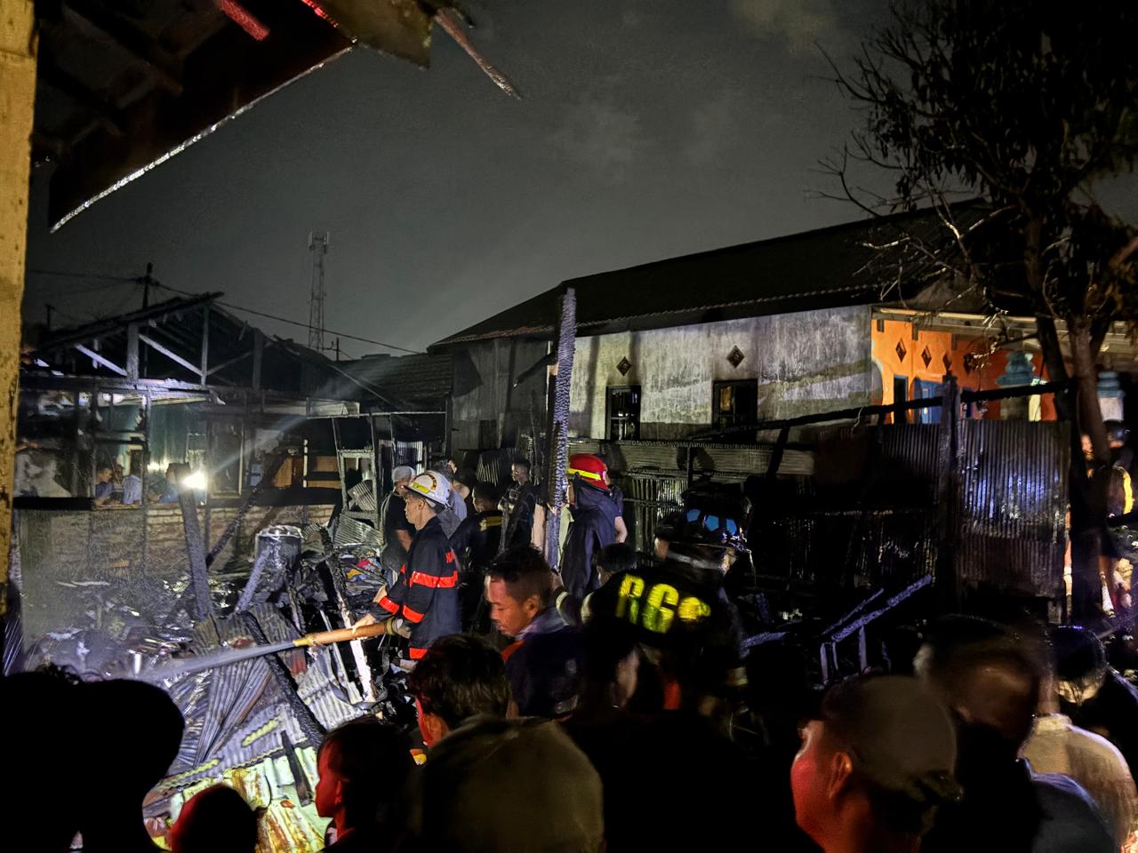 PEMADAMAM: Proses pembasahan dilakukan di lokasi kebakaran di Jalan Kelayan A, Gang 12.