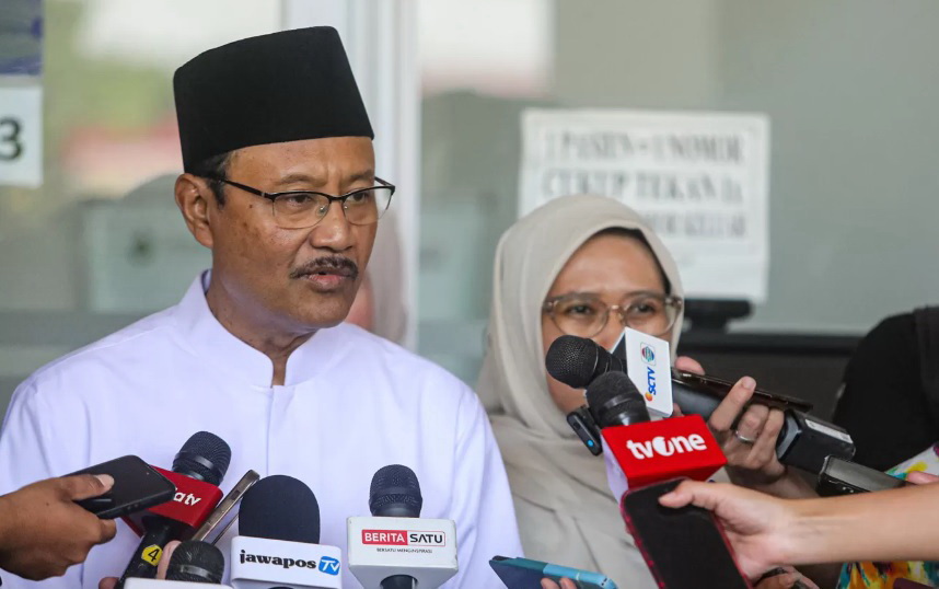 MENSOS: Menteri Sosial Saifullah Yusuf atau Gus Ipul usai menjenguk korban ledakan SMAN 72 di Jakarta, Minggu (9/11).