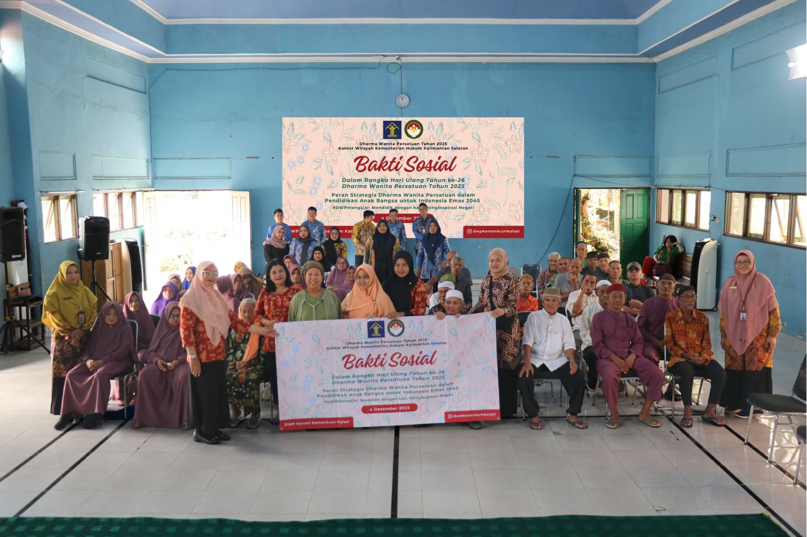 FOTO BERSAMA:Jajaran Dharma Wanita Persatuan (DWP) Kanwil Kemenkum Kalsel bersama para lansia penghuni Panto Werdha Budi Sejahtera, Kamis (4/12/2025).