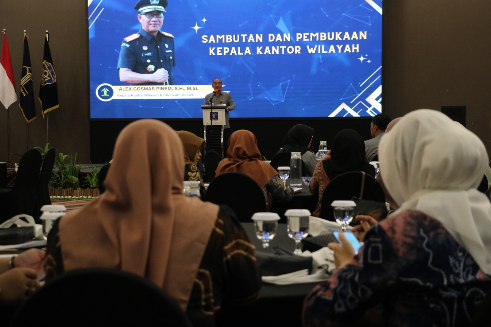 SAMBUTAN:Kepala Kanwil Kemenkum Kalsel, Alex Cosmas Pinem memberikan arahan pada pembukaan Rapat Koordinasi MPD dan PMW Notaris Tahun 2025 di Banjarbaru, Senin (8/12/2025).