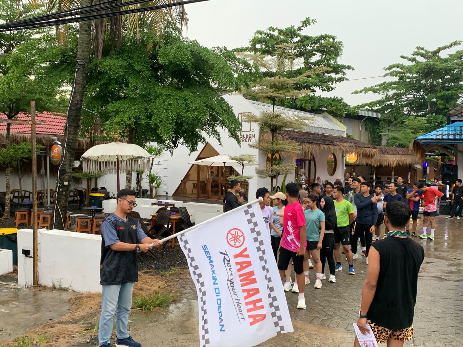START:PT Surya Timur Sakti Jatim (STSJ) Yamaha menggandeng Yamaha Komunitas SB Runners berpartisipasi di gelaran Fazzio Hybrid Kalcer Gaya Gue Fun Run di Golden Brew Banjarmasin, Sabtu (29/11/2025).