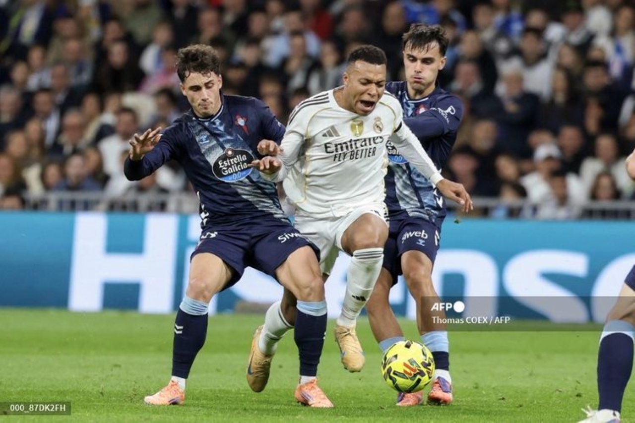 DIBAYANGI: Kylian Mbappe (tengah) dibayangi Pablo Duran (kiri) dan Miguel Roman dalam pertandingan Liga Spanyol antara Real Madrid vs RC Celta Vigo di Stadion Santiago Bernabeu, Senin (8/12) dini hari