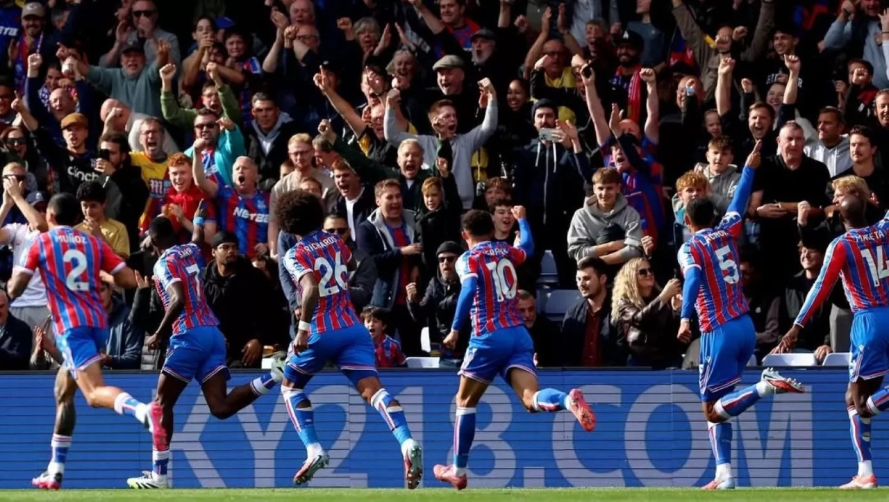 MERAYAKAN: Pemain Crystal Palace merayakan kemenangan atas Fulham pada Senin (8/12) dini hari.