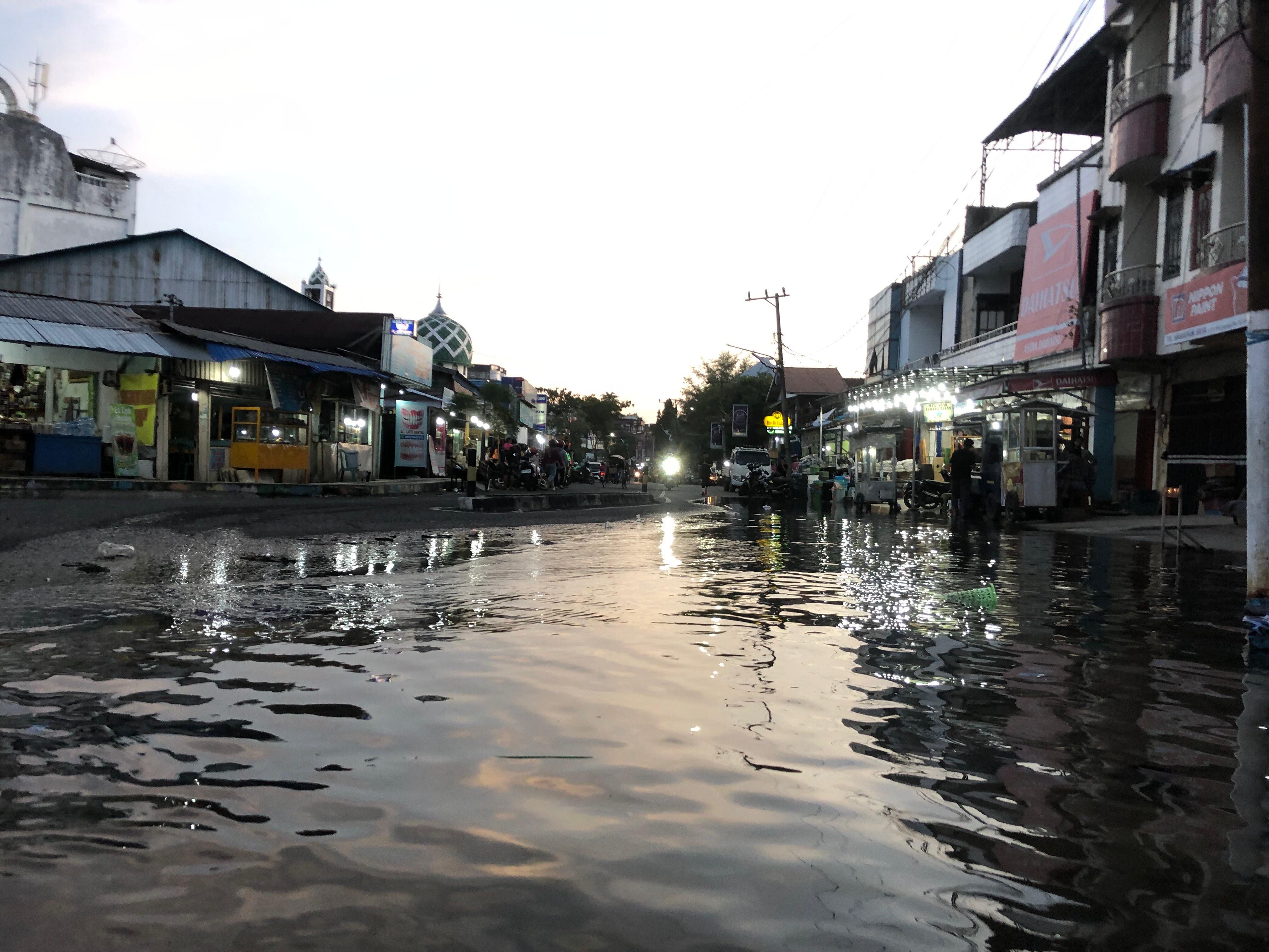 Jalan dekat Siring Laut Kotabaru yang tergenang banjir rob beberapa hari yang lalu.