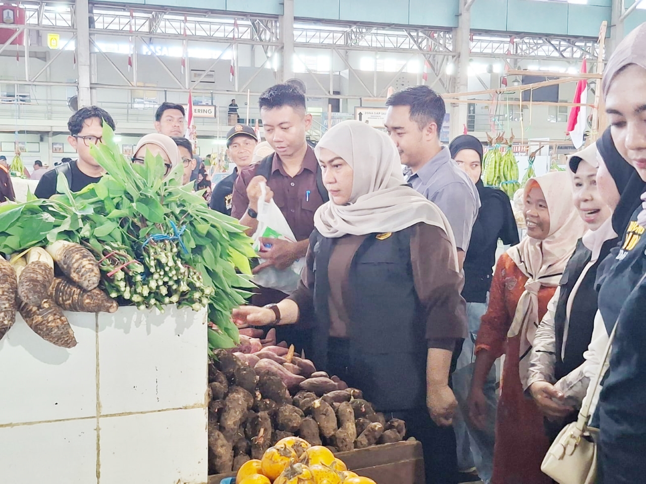 INSPEKSI: Wali Kota Banjarbaru, Lisa Halaby bersama jajaran TPID melakukan inspeksi ke Pasar Bauntung Banjarbaru belum lama tadi.