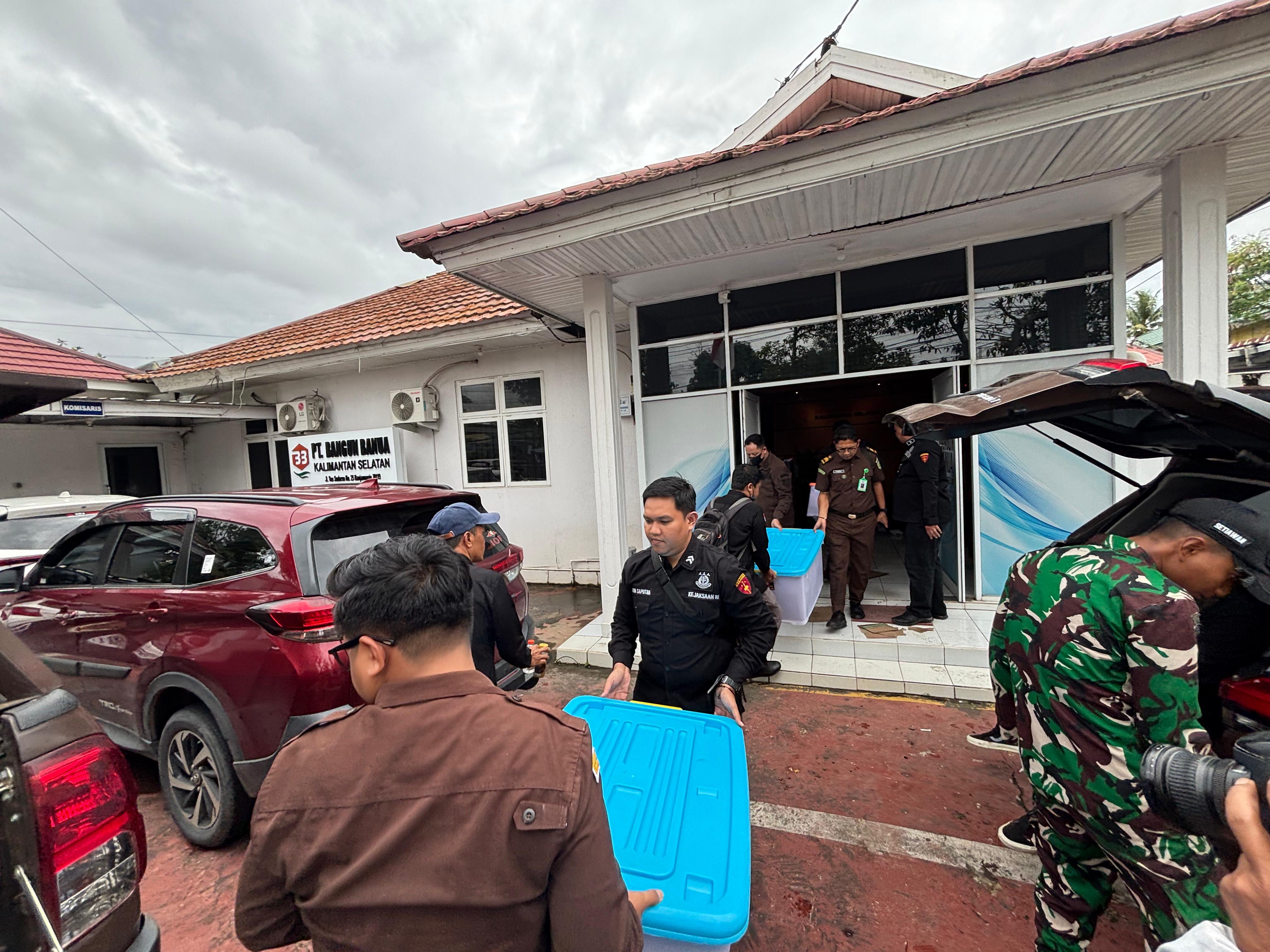 Penyidik Kejati Kalsel mengangkut sejumlah dokumen milik PT Bangun Banua untuk keperluan penyidikan.