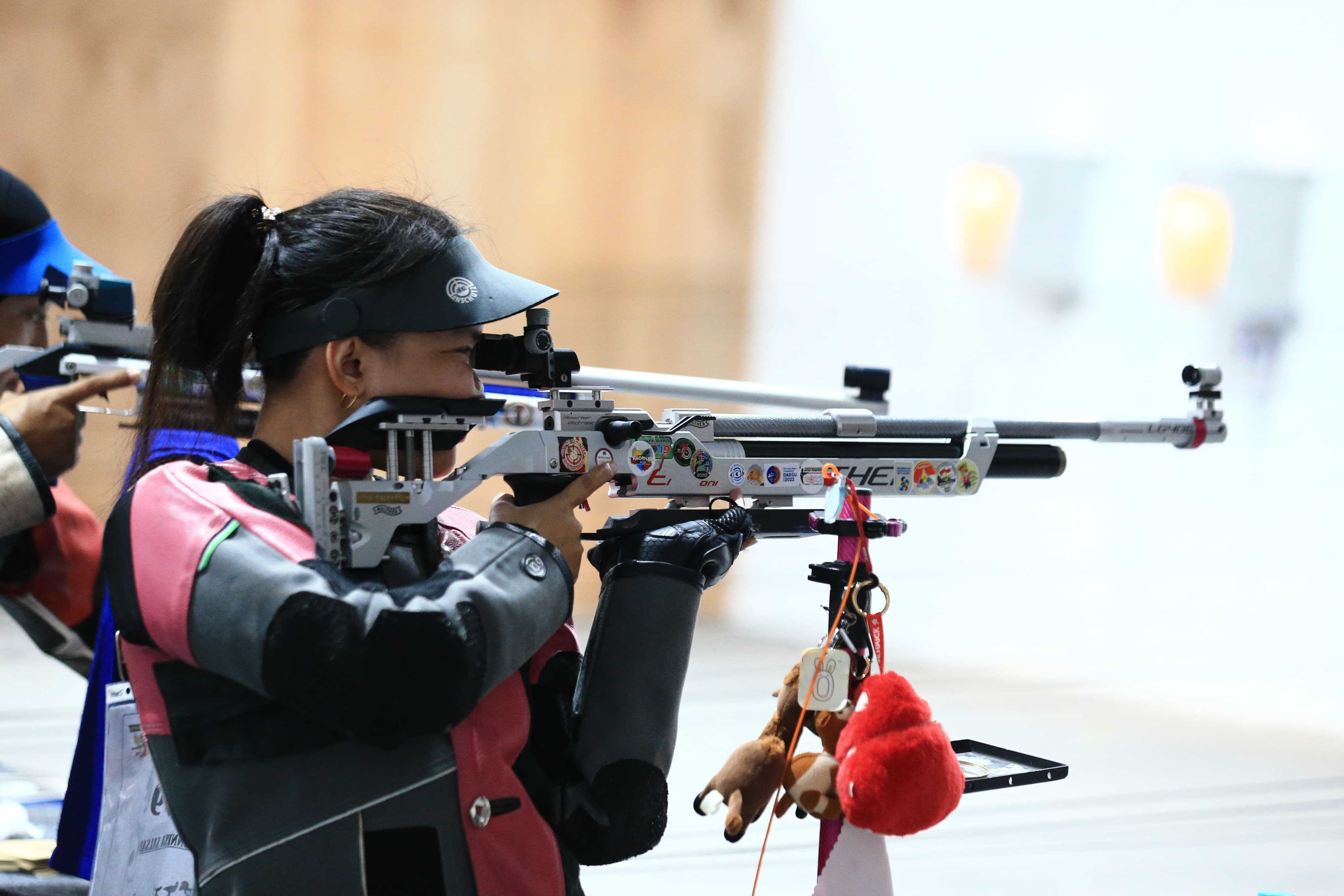 MENEMBAK: Aksi atlet menembak Kalsel saat membidik sasaran pada sesi latihan, usai dinyatakan bergabung dalam Pelatnas Timnas Menembak untuk SEA Games 2025.