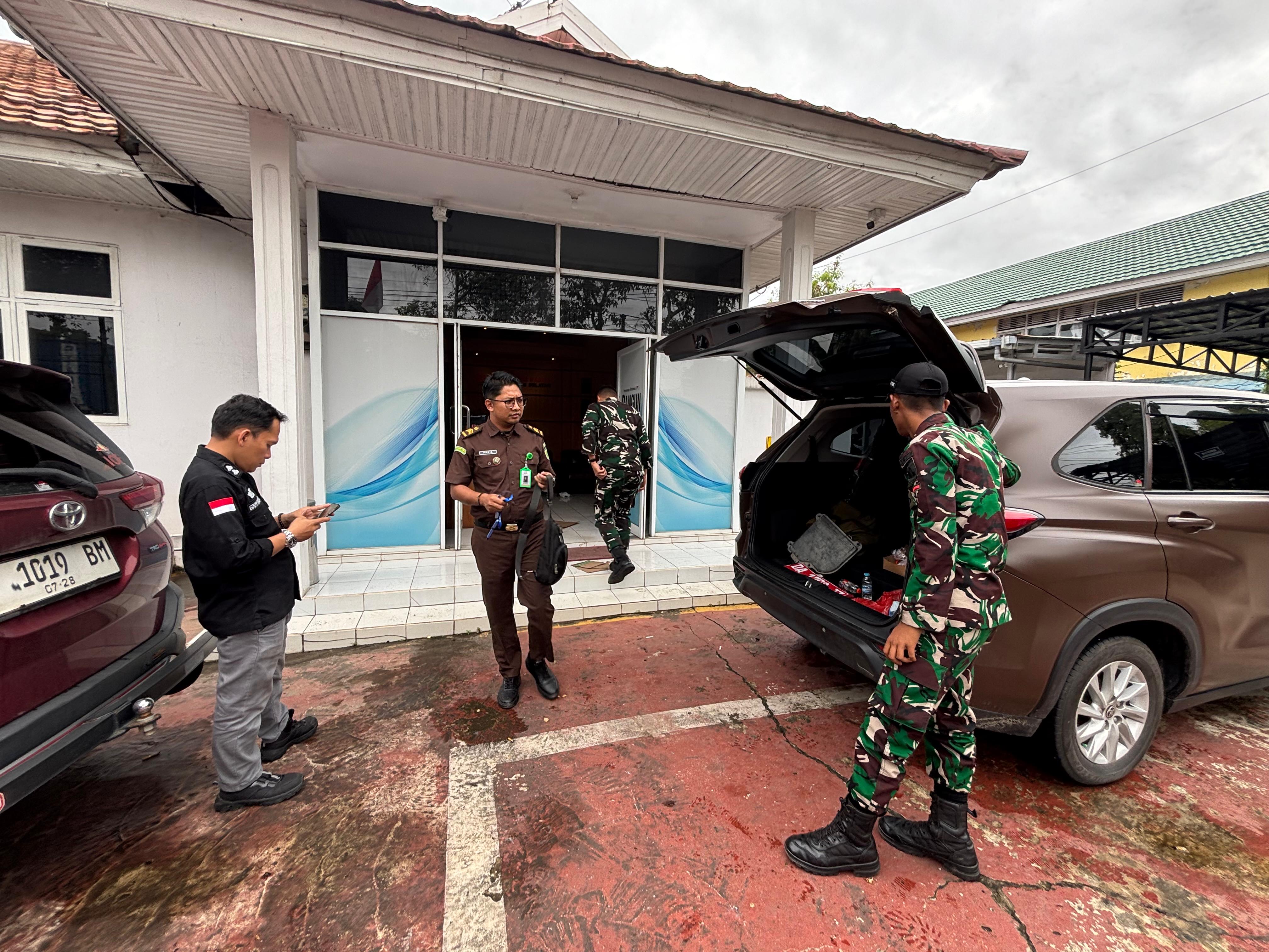 TERPARKIR: Mobil operasional Kejati Kalsel tampak terparkir di depan kantor PT Bangun Banua di Jalan Yos Sudarso, Banjarmasin, Selasa (9/12/2025).