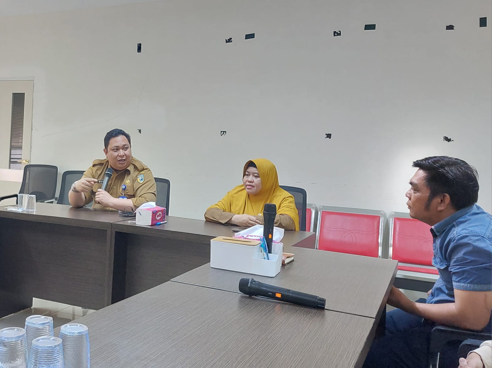 ATUR ULANG : Direktur RSUD Hadji Boejasin Pelaihari saat berdiskusi dengan pengelola parkir terkait skema tarif parkir bagi pendamping pasien rawat inap. (Foto : Norsalim Yahya/Radar Banjarmasin)