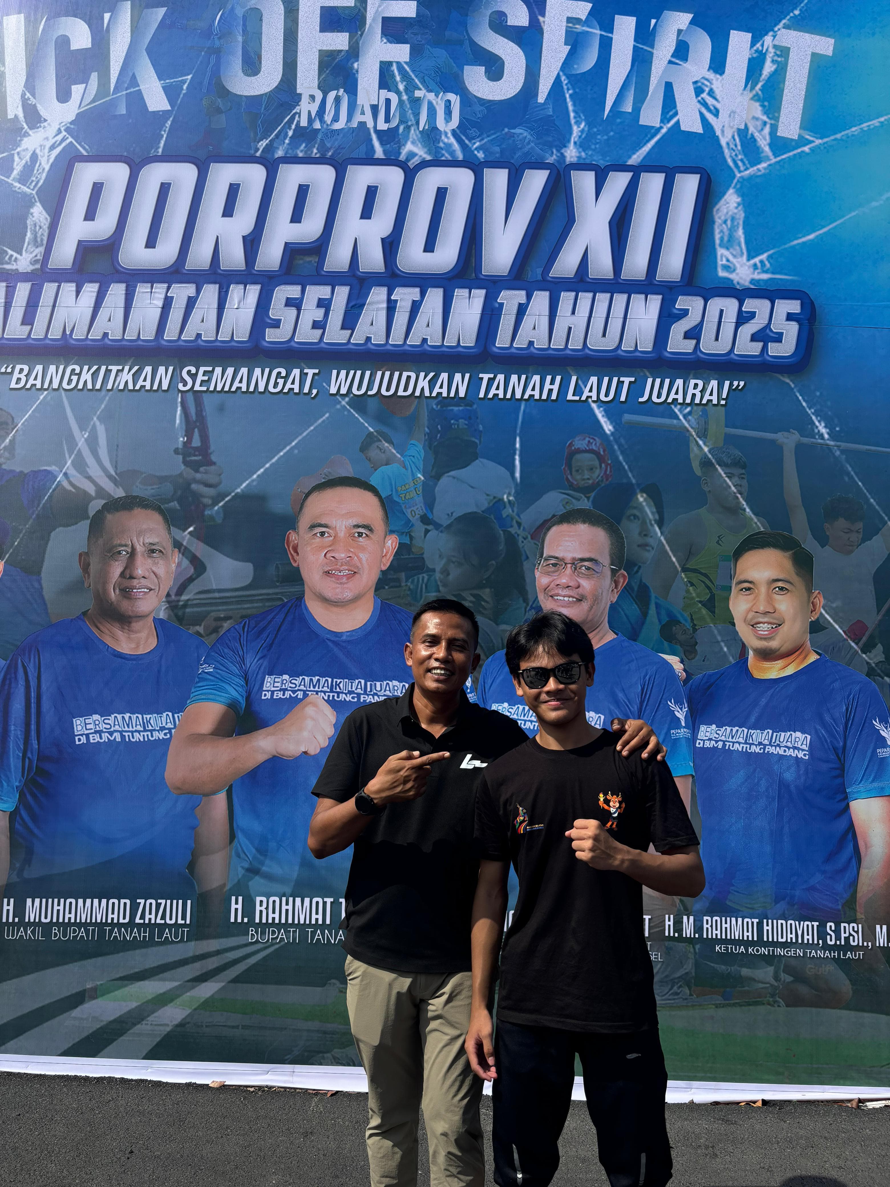 BANGGA : Muhammad Wildan, siswa kelas IX A MTsN 2 Tanah Laut yang akan bertanding di Kejuaraan Nasional (Kejurnas) Angkat Besi Pre Youth U12-14 foto bersama dengan Kepala Dispora Tala Rudi Imtihansyah
