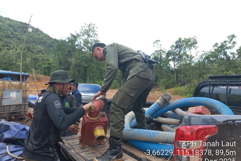 DIAMANKAN:Tim gabungan mengamankan sejumlah alat operasional milik sebuah tambang emas ilegal yang diduga beroperasi di Riam Adungan.