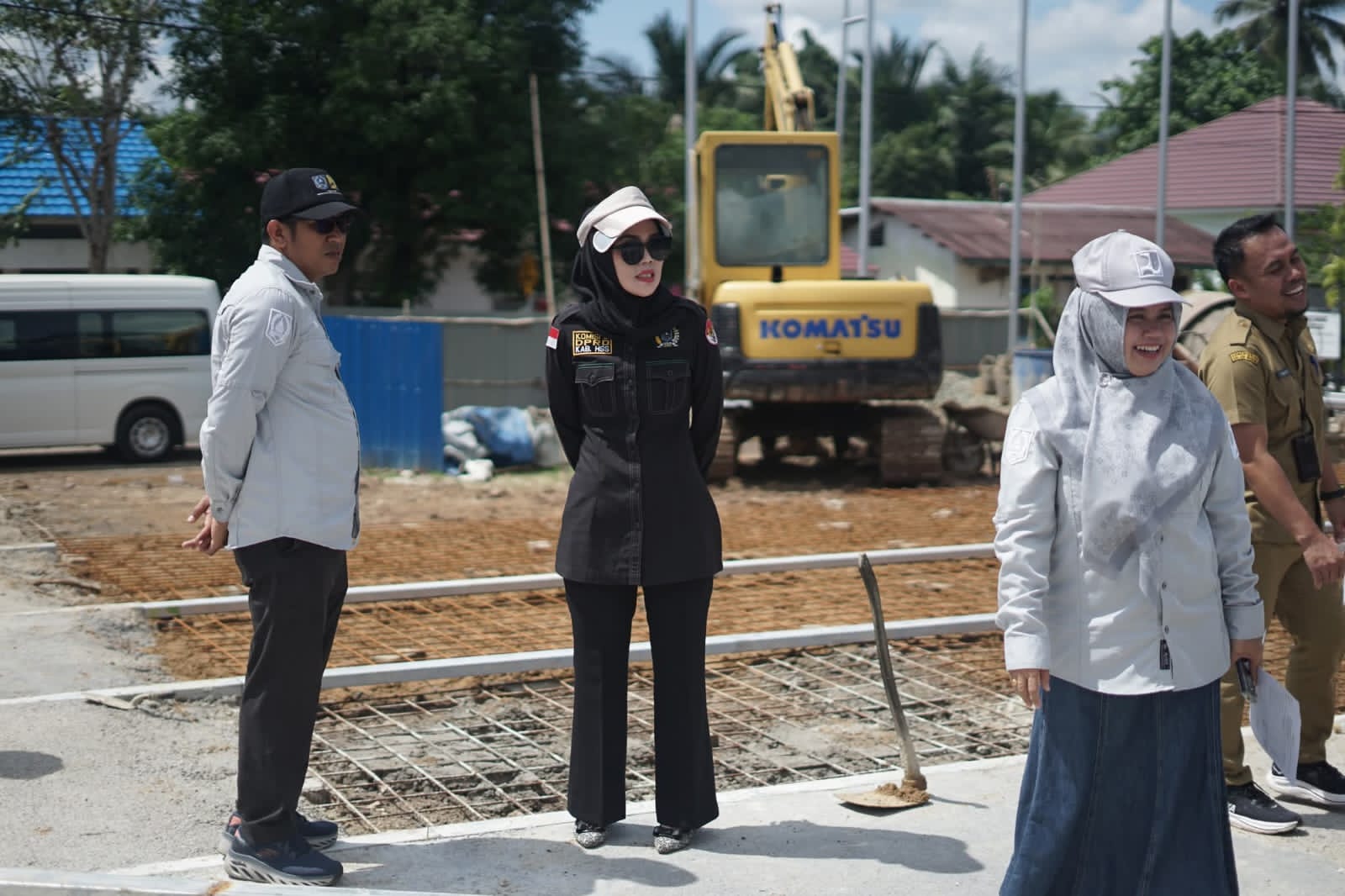 PANTAU PROYEK:Anggota Komisi III DPRD Kabupaten HSS mengapresiasi program pembangunan era Bupati Syafrudin Noor.