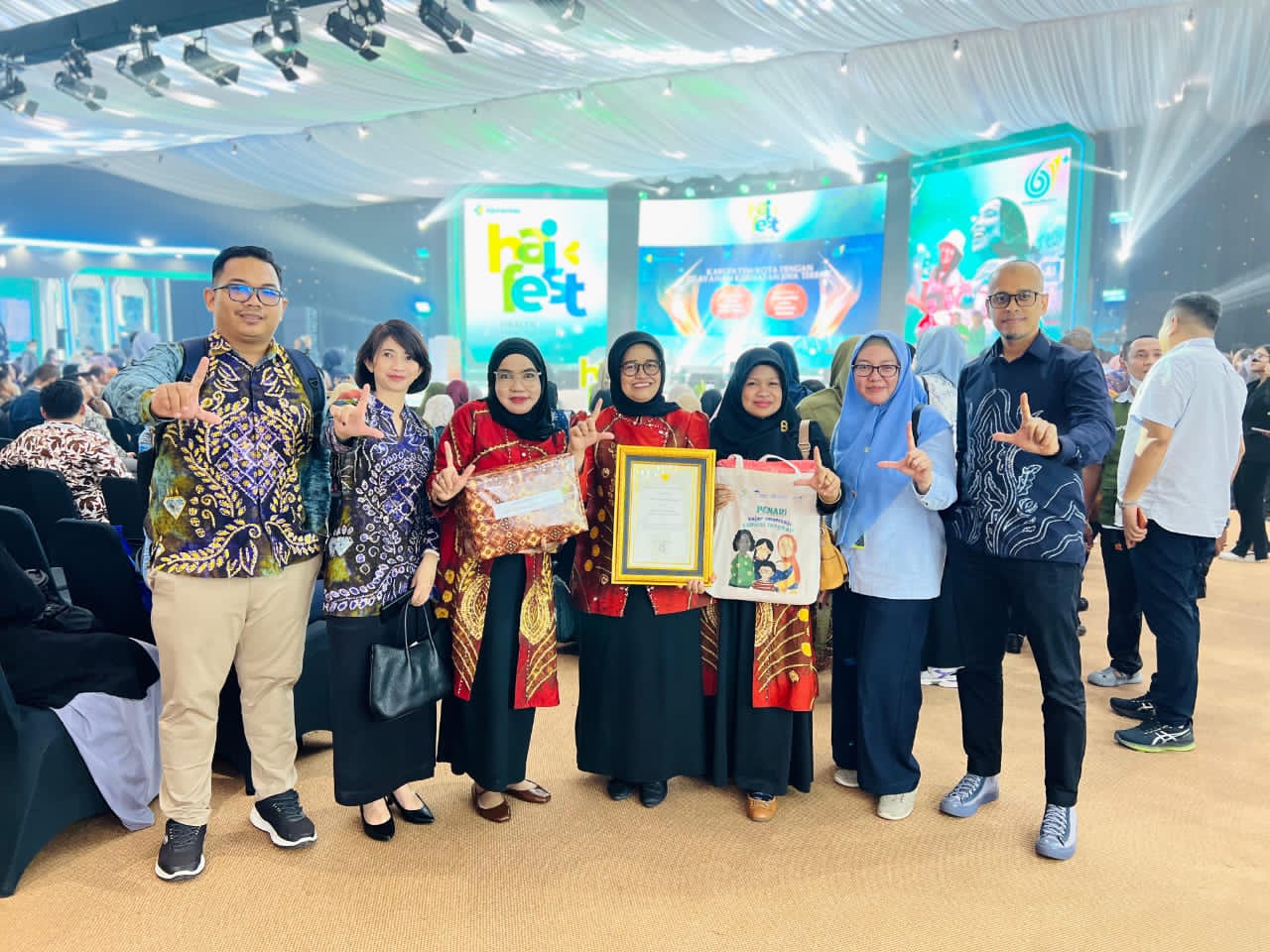 TERIMA PENGHARGAAN:Banjarbaru meraih apresiasi PENARI Terbaik ke-2 Nasional pada peringatan Hari Kesehatan Nasional 2025 dari Kementerian Kesehatan RI.