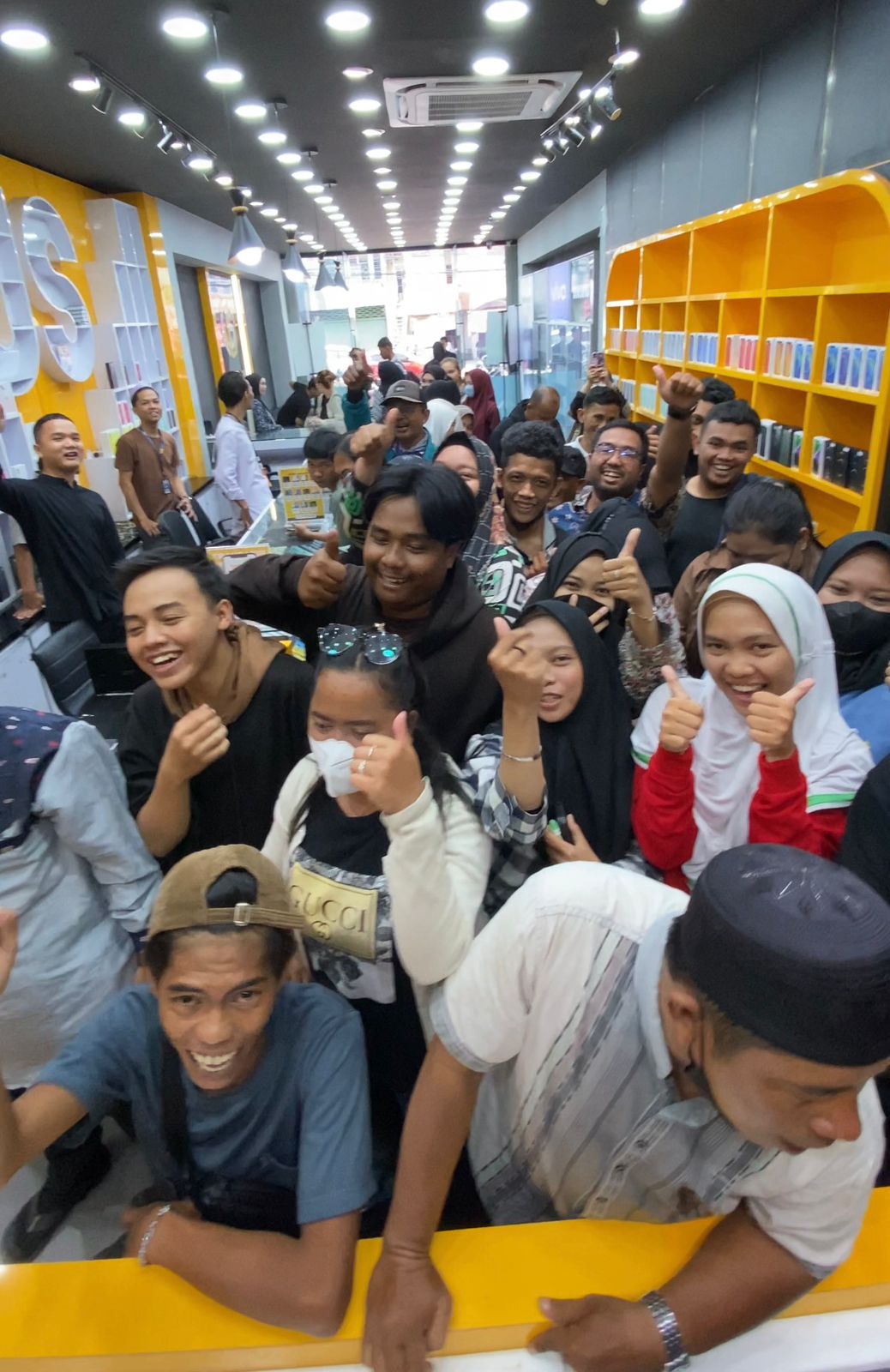 PILIHAN MASYARAKAT: Dengan harga yang kompetitif, Juragan Store menjadi pilihan utama masyarakat dalam membeli aneka produk gadget dan ponsel.