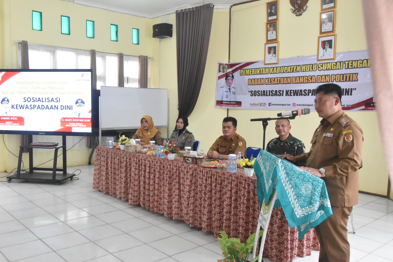 SAMBUTAN:Bupati Kabupaten HST, Samsul Rizal saat menyampaikan sambutan di acara Sosialisasi Kewaspadaan Dini di SMAN 1 Barabai, Selasa (9/12/2025).