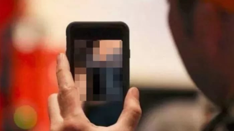 Foto ilustrasi seorang pria&nbsp;menonton video di gawai.