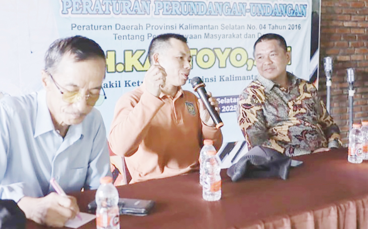 BICARA WISATA: Wakil Ketua DPRD Kalsel Kartoyo (kanan) menyampaikan regulasi Peraturan Daerah Nomor 4 Tahun 2016 tentang Pemberdayaan Masyarakat dan Desa di Kecamatan Loksado, Jumat (5/12).