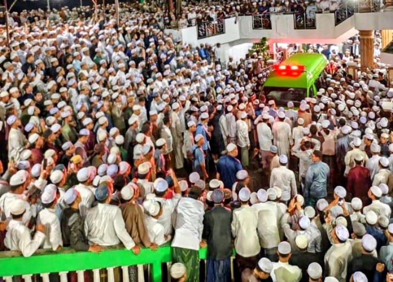 BERDUKA: Suasana rumah duka saat menyambut kedatangan jenazah Alm Abuya KH Muhammad Syukri Unus, Minggu (7/12) malam.