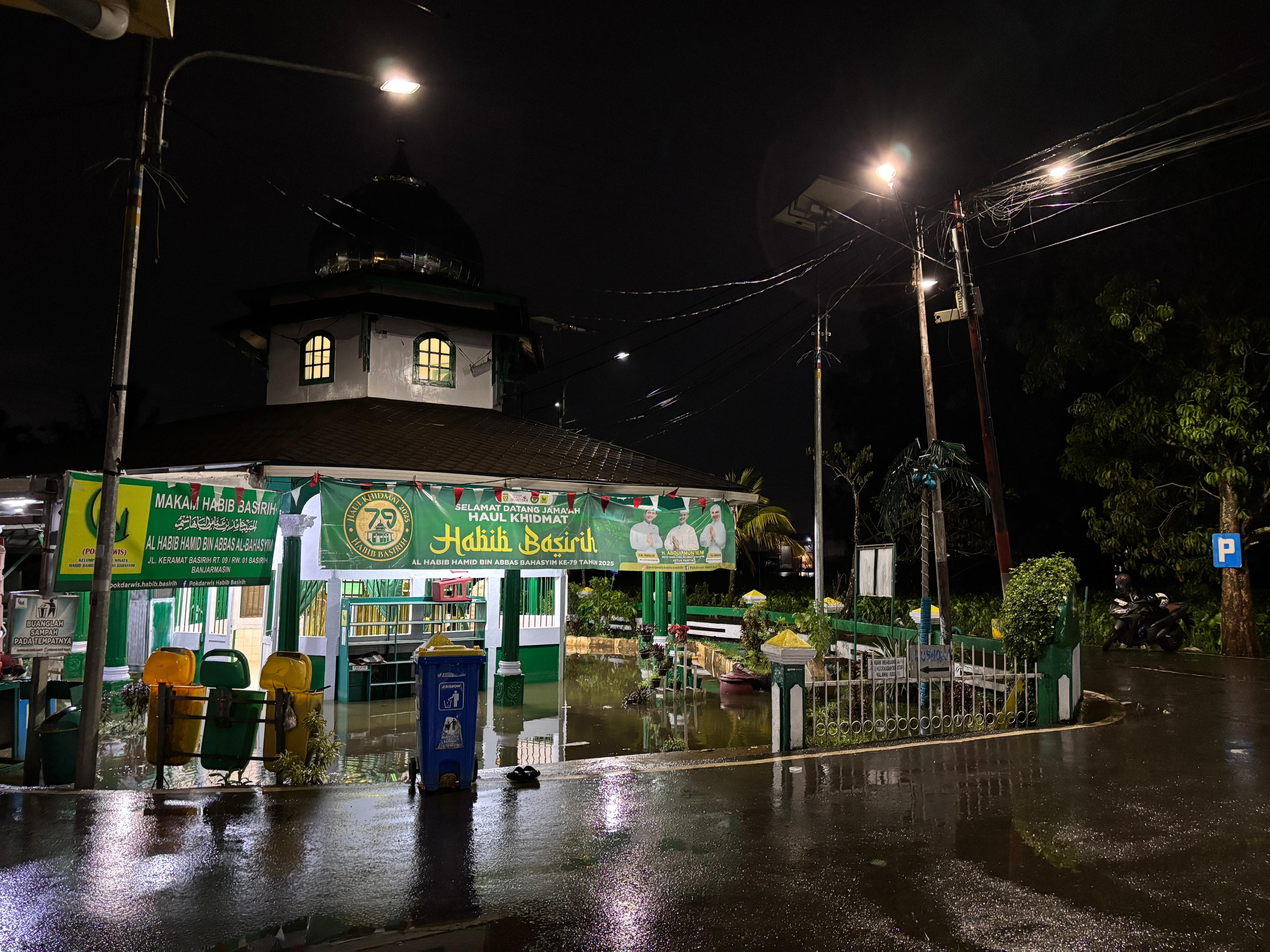 TERENDAM: Kubah Habib Hamid bin Abbas Al Bahasyim, situs ikonik religi terkenal di Kalsel tak luput terendam banjir rob pada Selasa, (9/12/2025) dini hari.