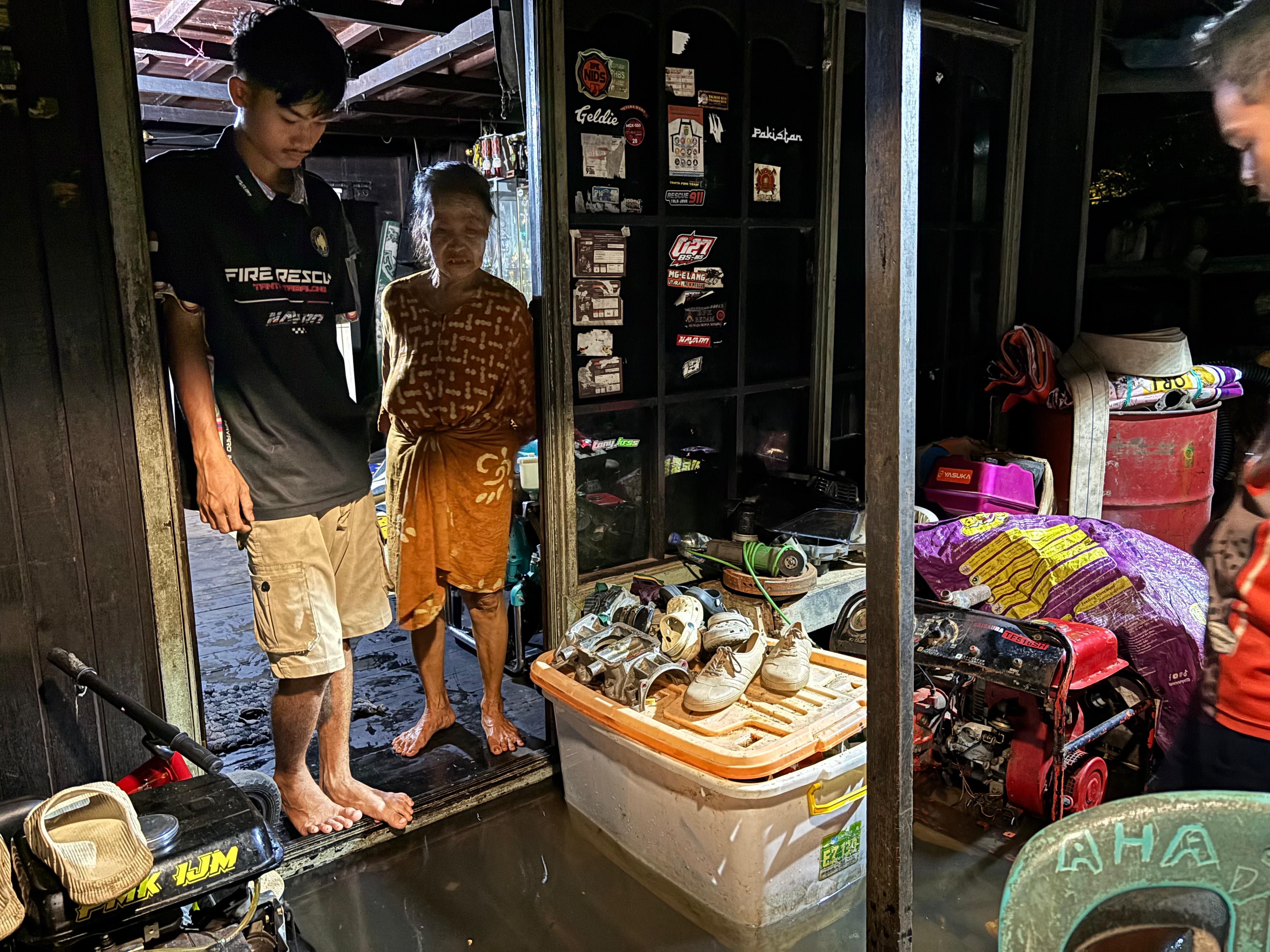 TRAUMA: Salasiah, lansia 72 tahun kerap tak bisa tidur jika banjir rob mengepung rumahnya di Kelayan B, Banjarmasin Selatan.