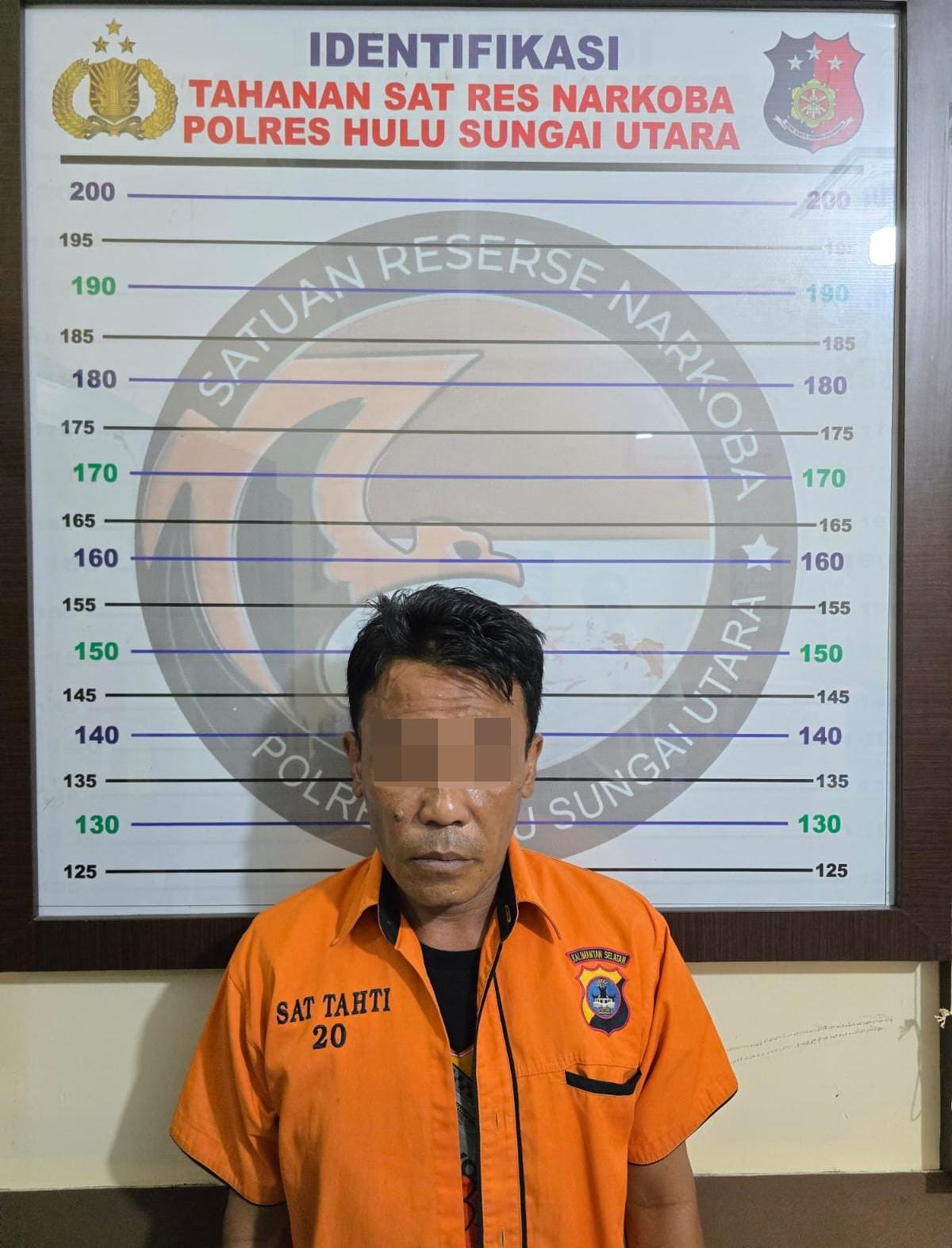 TERCIDUK: Tersangka T alias Pianggu alias Madi (46) ditangkap karena menyimpan dan menguasai narkotika jenis sabu oleh anggota Satres Narkoba Polres HSU.