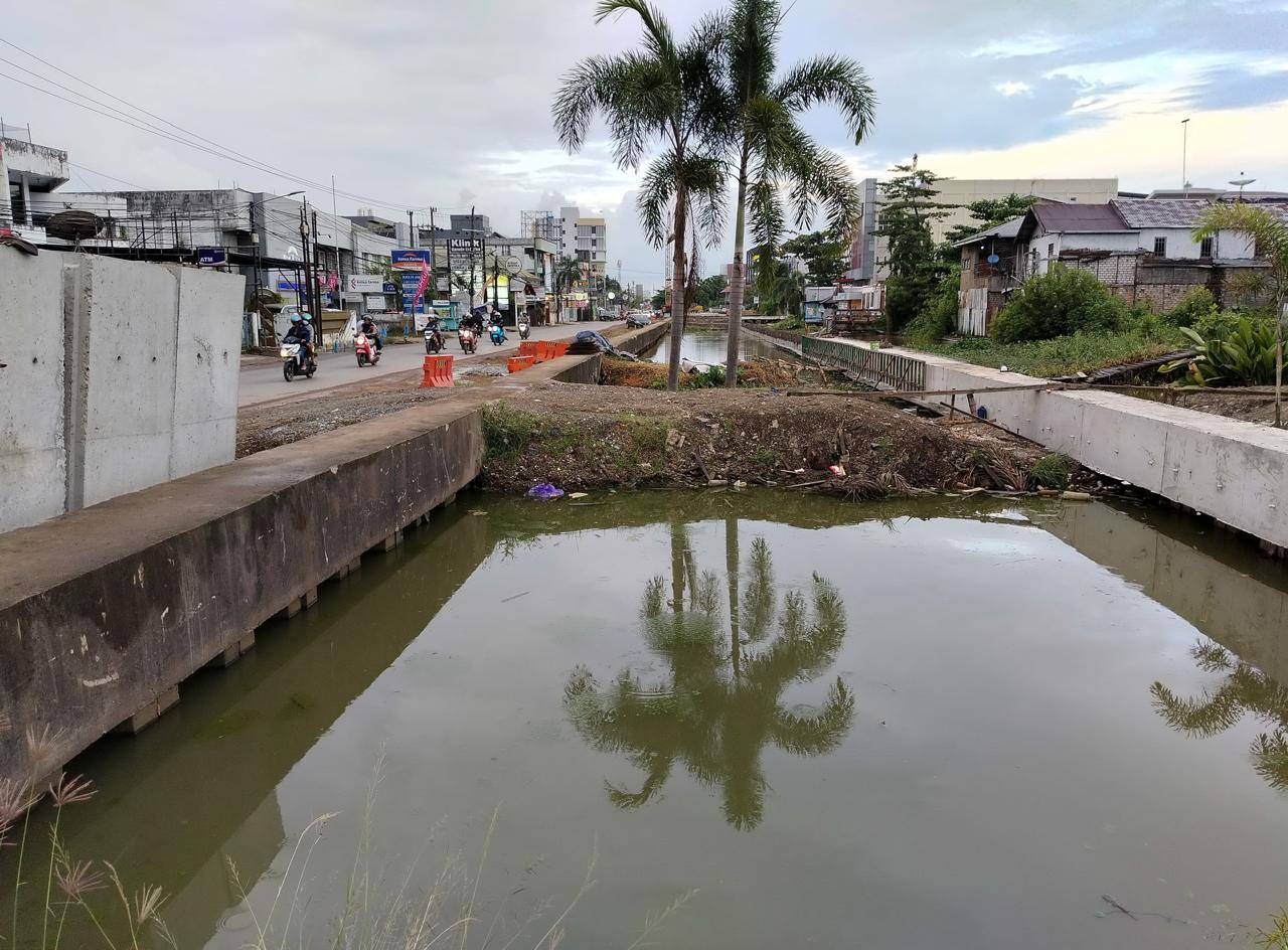 DIBENAHI: Sungai di kawasan Veteran ini ditata ulang dan menunggu penyelesaian pembebasan lahan tahap berikutnya.