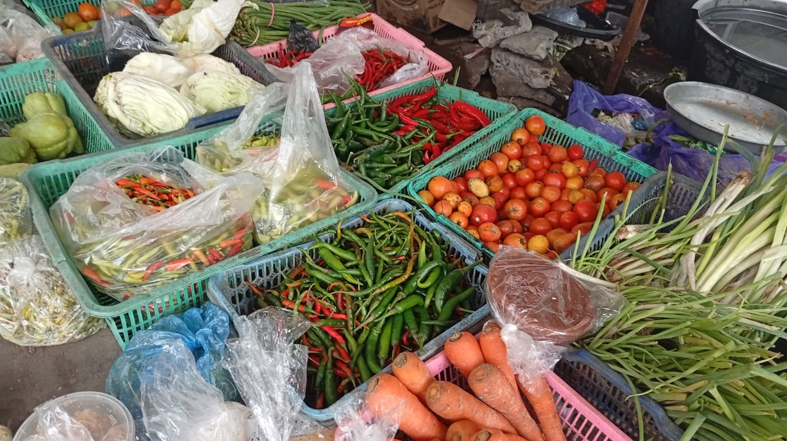Harga cabai dan bawang di Pasar Los Batu, Kandangan, melonjak.