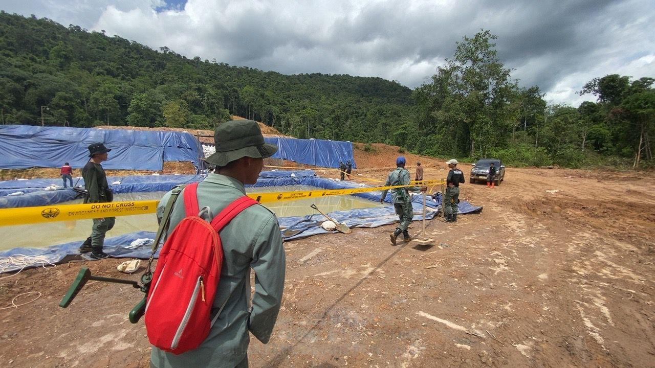Patroli gabungan aparat kehutanan menemukan jejak aktivitas tambang emas ilegal yang ditinggalkan di kawasan Hutan Produksi di Desa Riam Adungan, Kecamatan Kintap, Tanah Laut, Minggu (12/7).