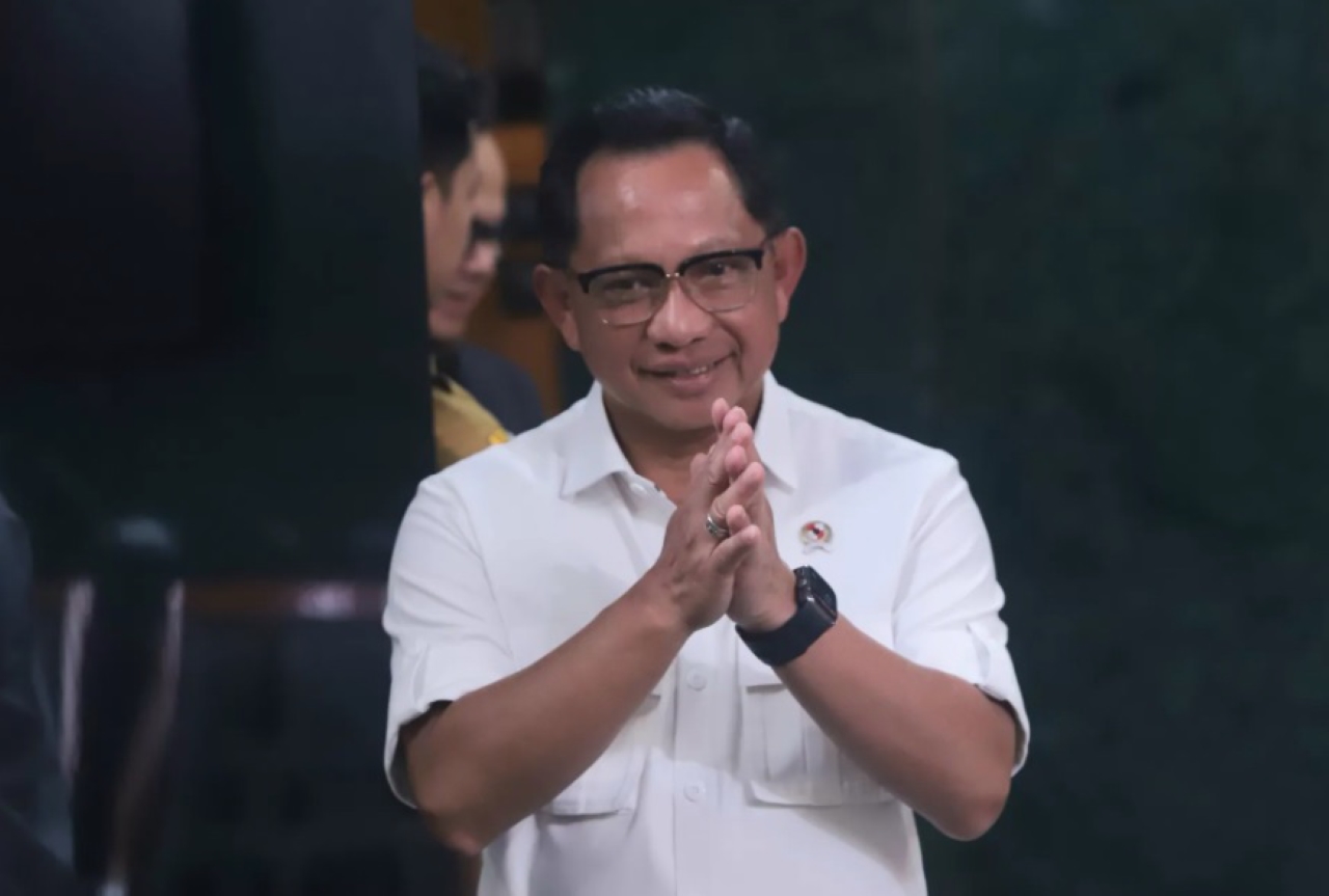 MENDAGRI: Menteri Dalam Negeri Tito Karnavian saat konferensi pers terkait pemeriksaan Bupati Aceh Selatan di kantor Kemendagri, Jakarta, Selasa (9/12).