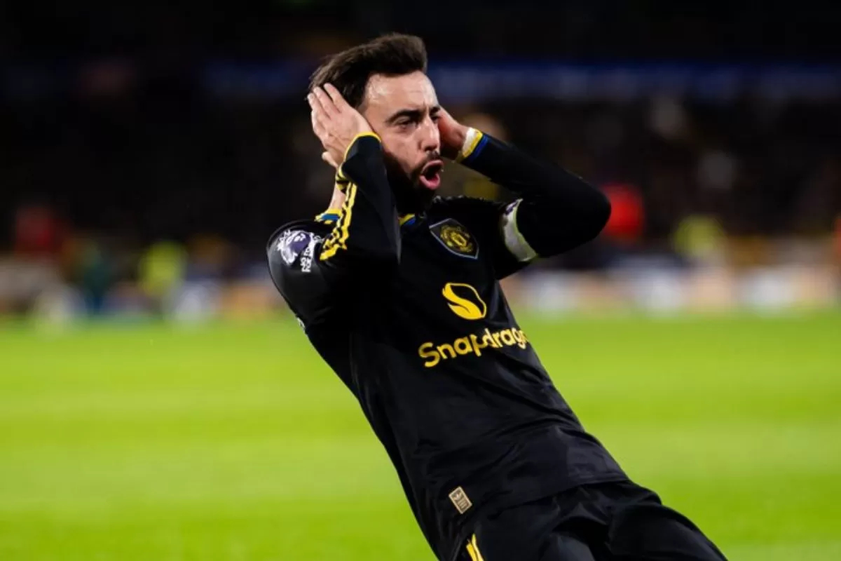 CETAK GOL: Bruno Fernandes cetak dua gol untuk Manchester United saat membungkam Wolves, Selasa (9/12). (@ManUtd/X).