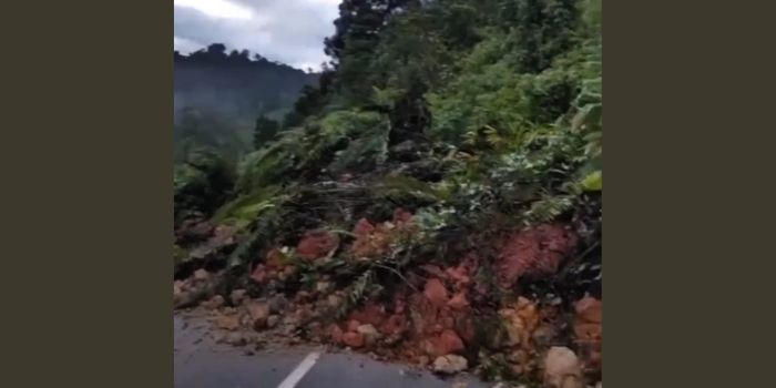 LONGSOR: Kondisi jalan yang tertutup material longsoran.