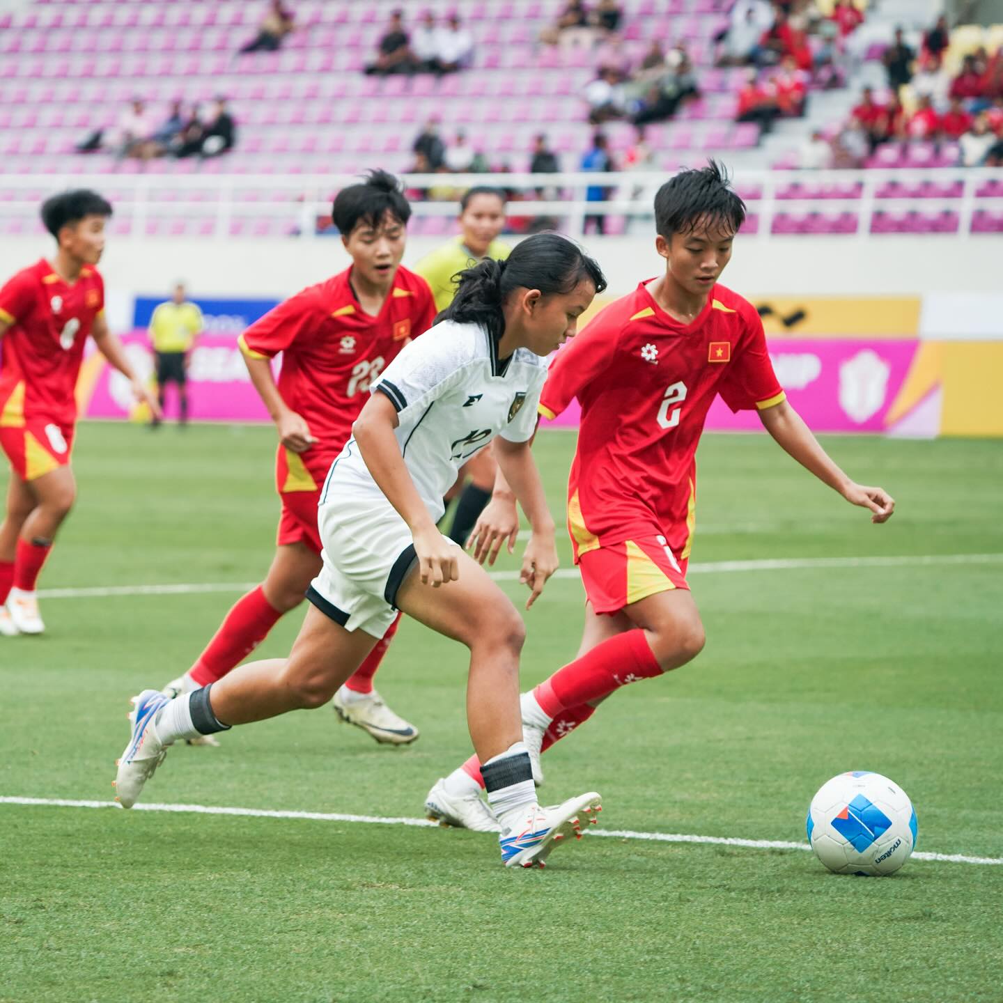 SAAT TAMPIL: Indira Fatima saat membela Timnas Indonesia U-17 di Piala Asia Putri 2025, tampil penuh determinasi.