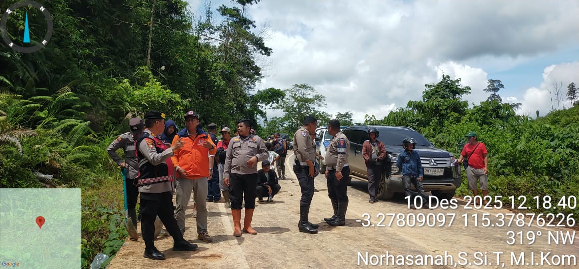 PEMBERSIHAN: Gerak cepat Dinas PUPR Kalsel, bypass Banjarbaru-Batulicin yang tertimbun longsor akhirnya bisa dilalui.(BPBD Banjar untuk Radar Banjarmasin)