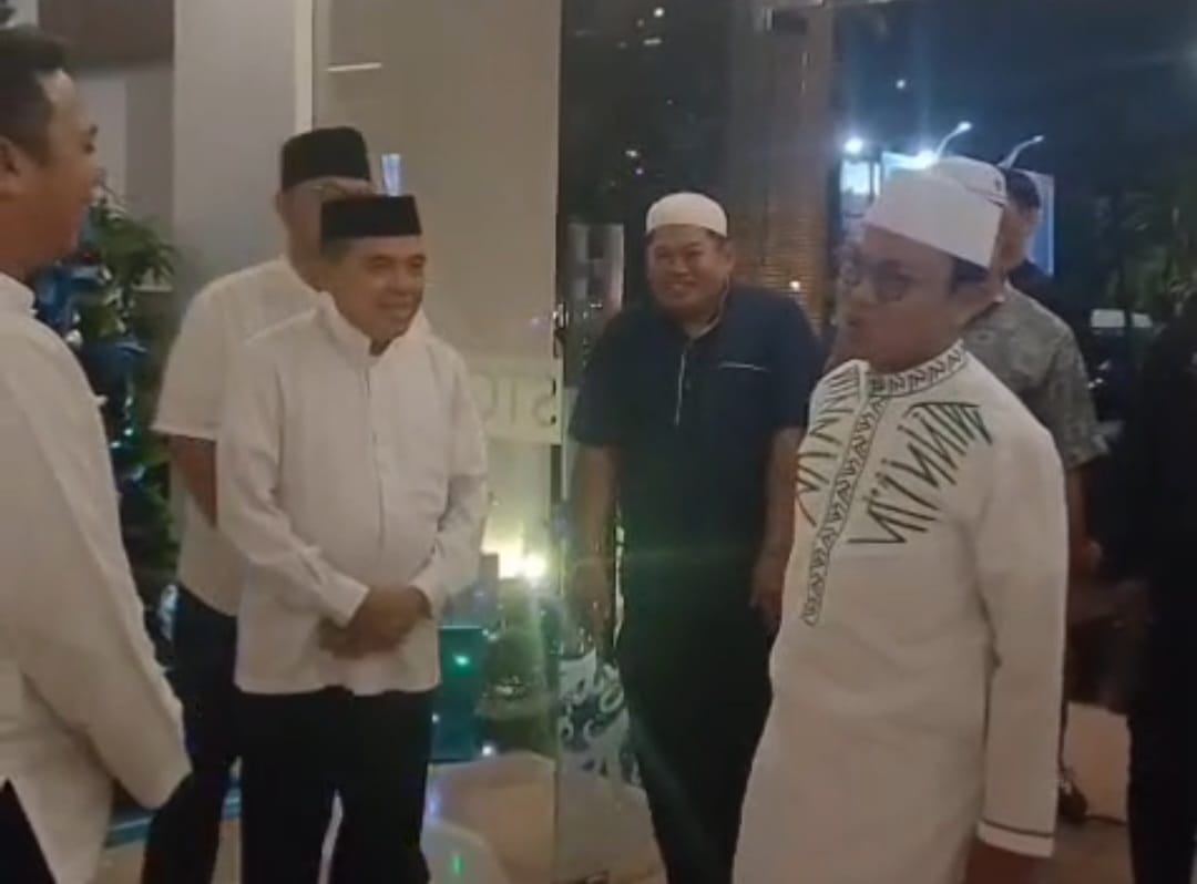 DISAMBUT : Kabag Kesra Setda Tabalong, Hamrani saat menyambut kedatangan Ustad Das