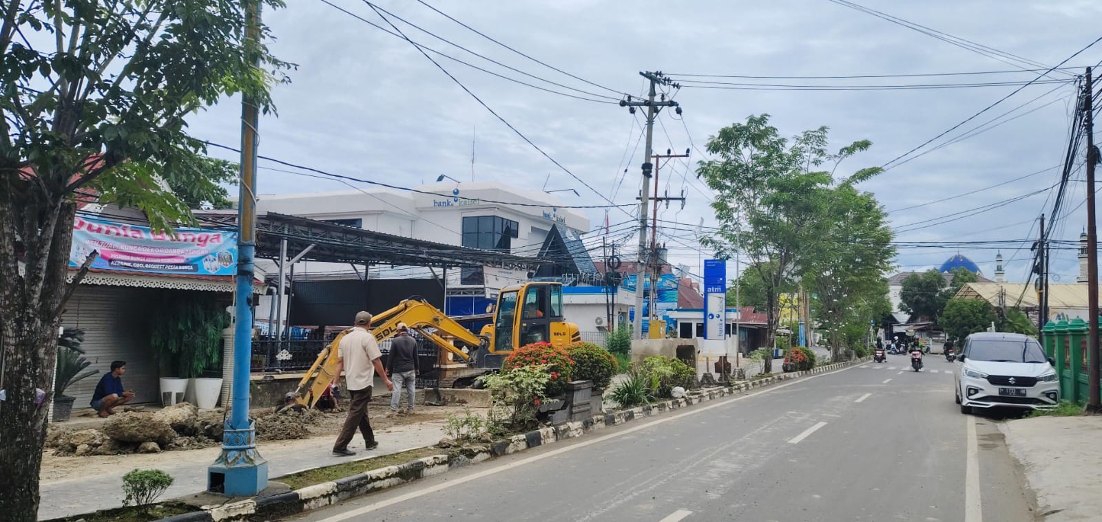 NORMALISASI: Rawan tergenang, jalan utama di Kota Amuntai dikerjakan Dinas PUPR HSU dalam memperkuat sistem drainase baru dengan jenis Box Culvert. (Foto: M.Akbar/Radar Banjarmasin)