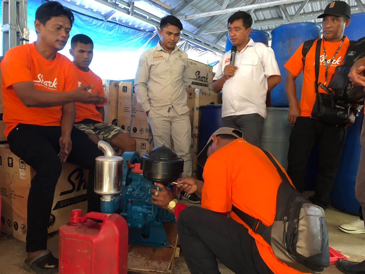 SARANA MELAUT:Nelayan Kotabaru mencoba mesin perahu yang akan dibagikan Dinas Perikanan Kotabaru.