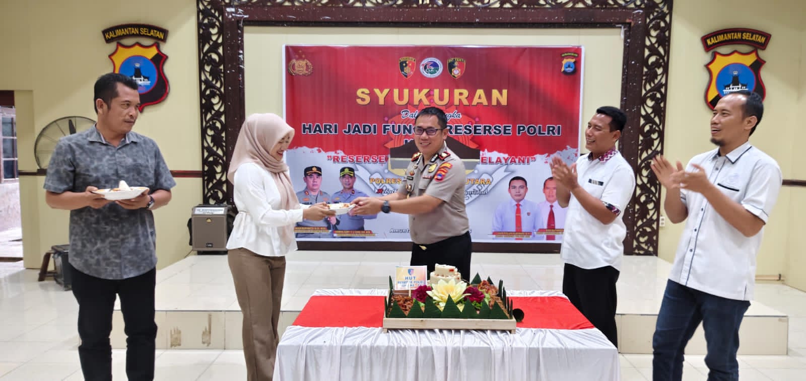 MOMEN:Kapolres HSU, AKBP Agus Nuryanto SIK serahkan potongan tumpeng di momen Hari Fungsi Reserse Polri ke-78 tahun, Rabu (10/11/2025) ke anggota Reserse Narkoba Polres HSU termuda.