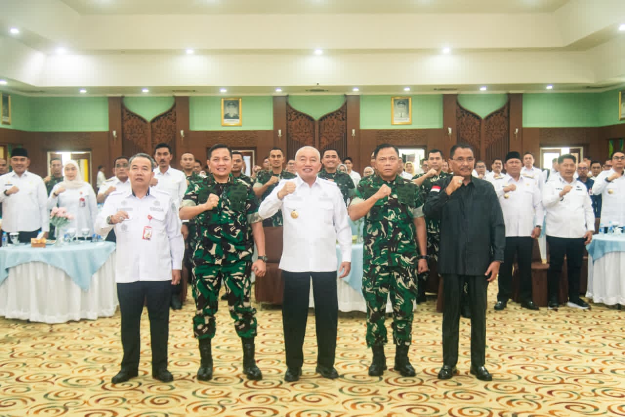 KOMPAK:Gubernur Kalsel, H Muhidin bersama Pangdam XXII/Tambun Bungai, Mayjen TNI Zainul Arifin dan seluruh Bupati/Wali Kota se-Kalsel.