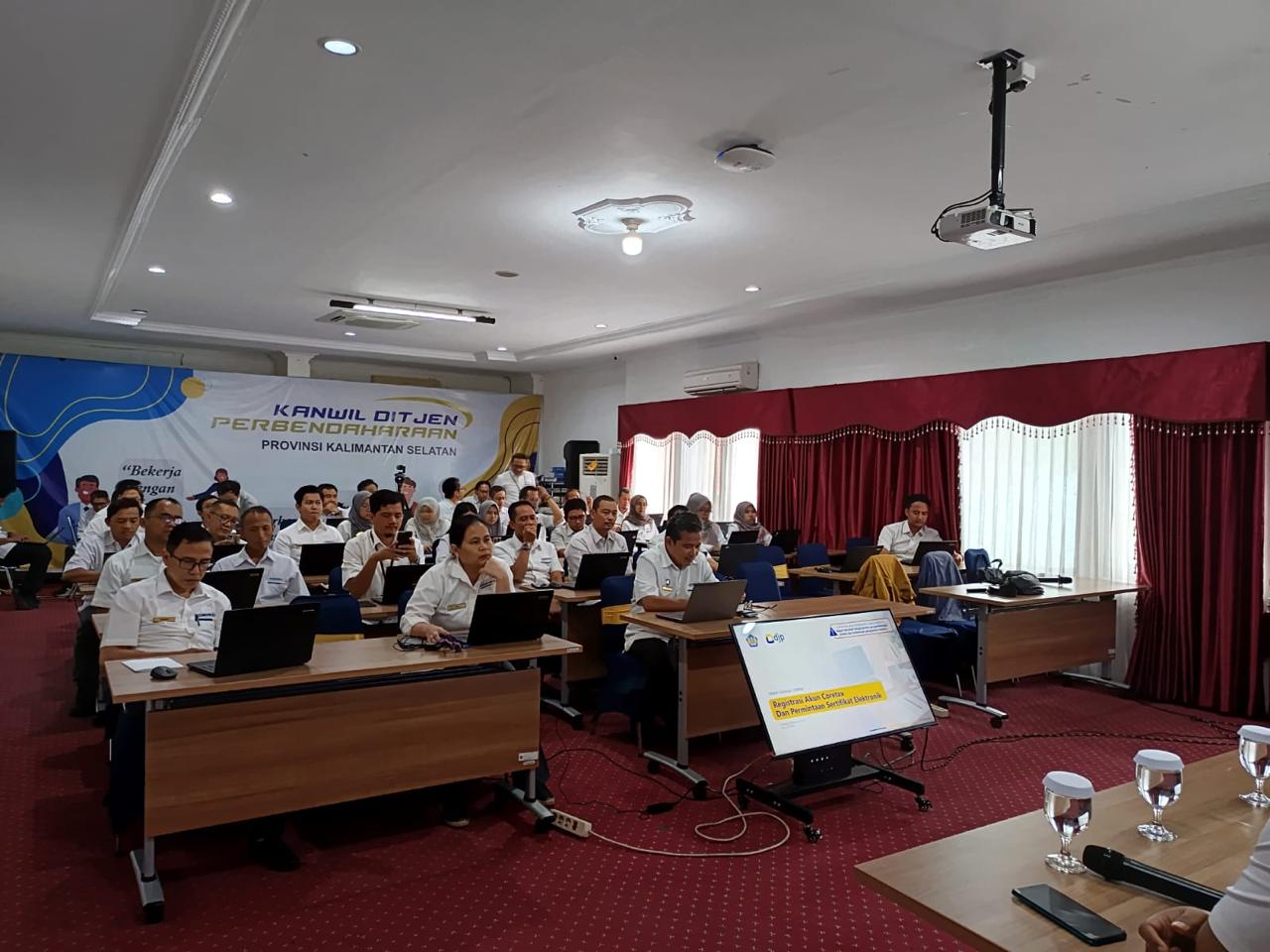 LATIHAN TEKNIS:Pegawai Kemenkeu di wilayah Kalselteng melakukan simulasi pelaporan SPT Tahunan Orang Pribadi melalui sistem Coretax di Aula Kanwil DJPb Kalsel, Rabu (10/12/2025).