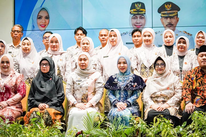 SINERGIS:Wali Kota Banjarbaru, Hj Erna Lisa Halaby foto bersama dengan para pengurus Dekranasda Kota Banjarbaru.